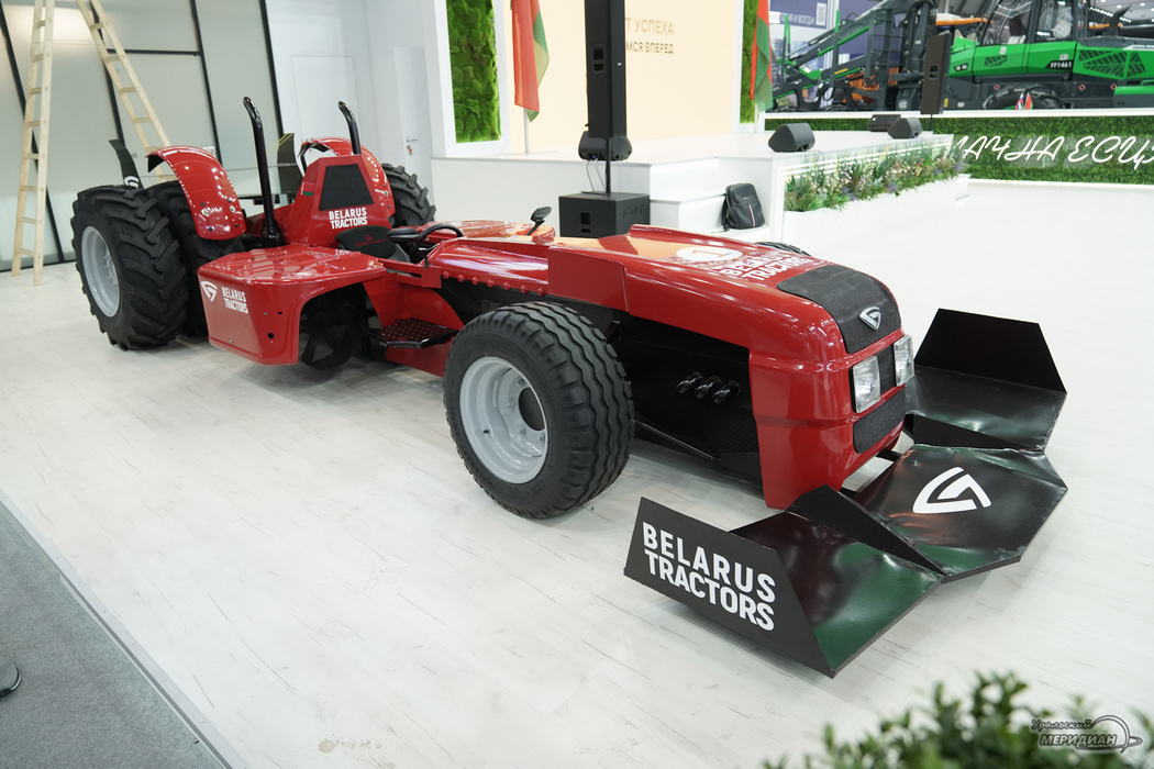 Минский тракторный завод представил на «Иннопроме» гоночный болид из ...