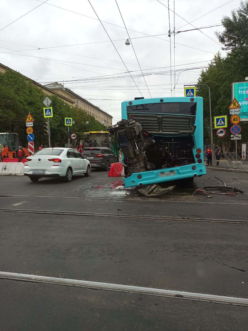 В Петербурге у автобуса вывалился двигатель из-за проезда по яме | Пикабу