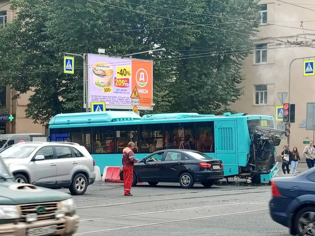 В Петербурге у автобуса вывалился двигатель из-за проезда по яме | Пикабу