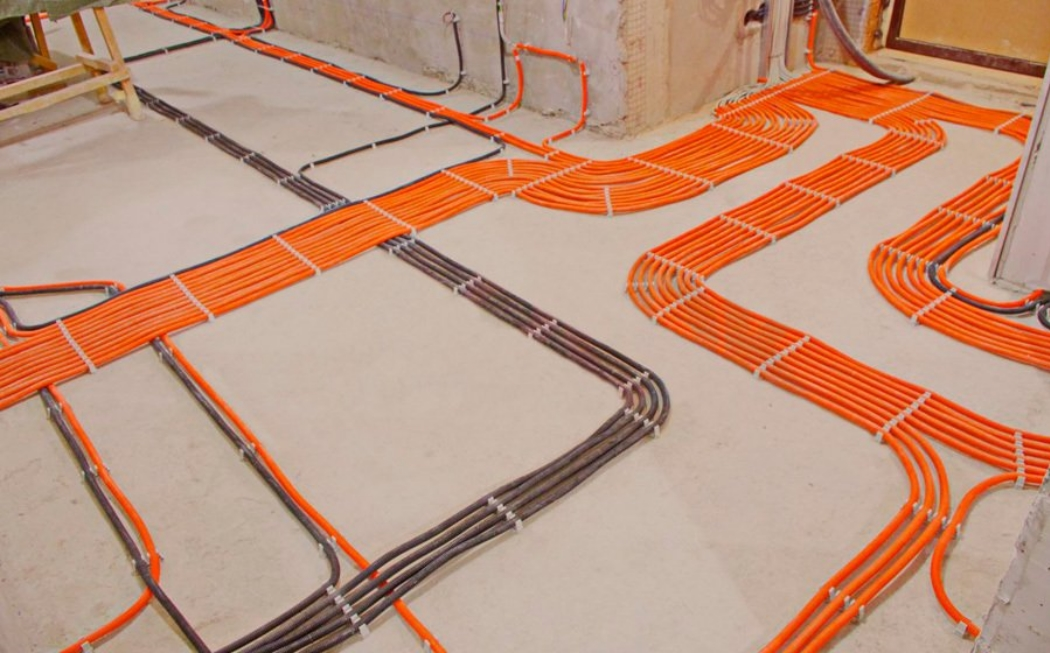 Разводка электрики по полу или по потолку при полах по грунту? | Пикабу