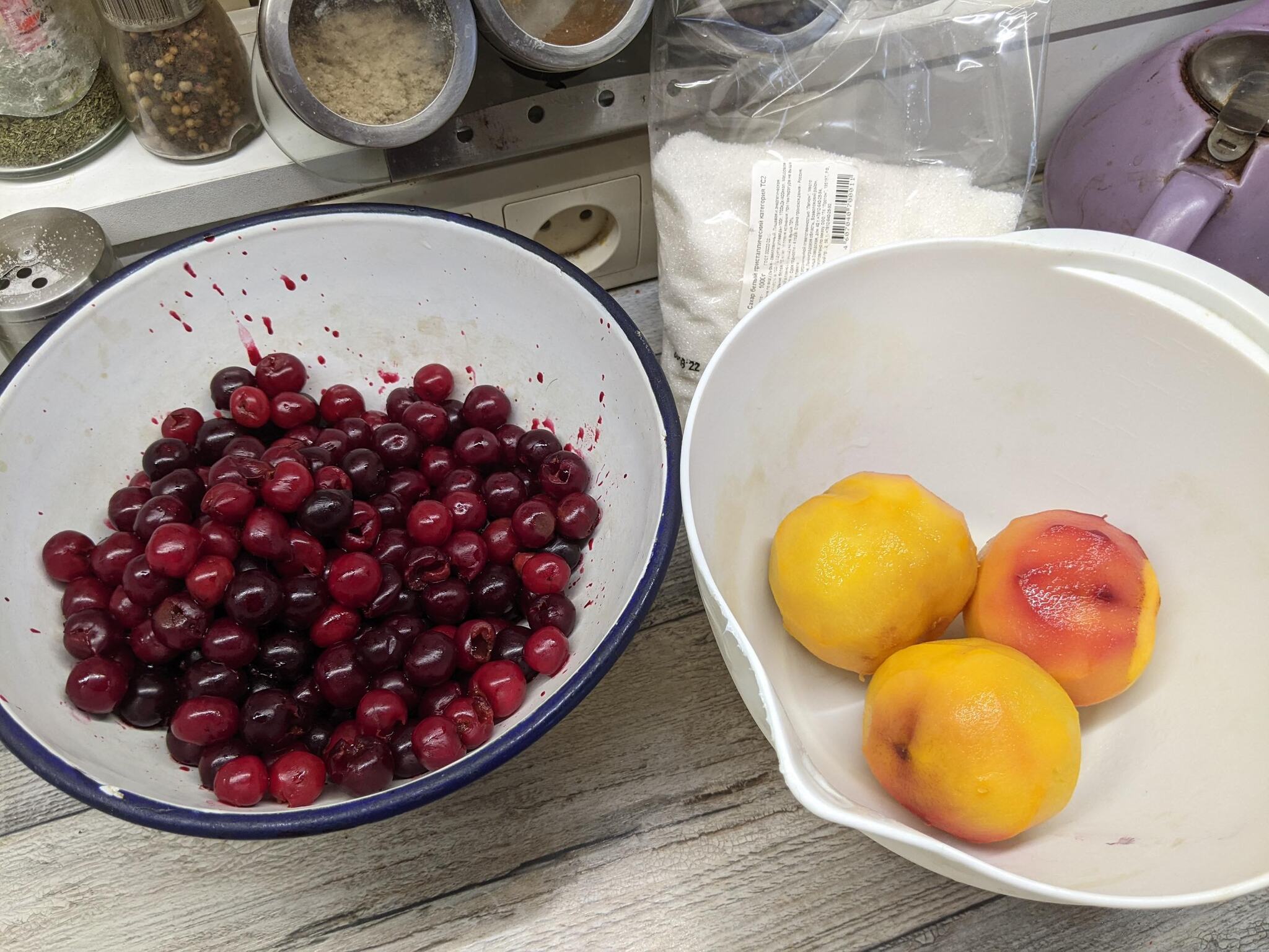 Пирог с вишней и персиками — рецепт с фото