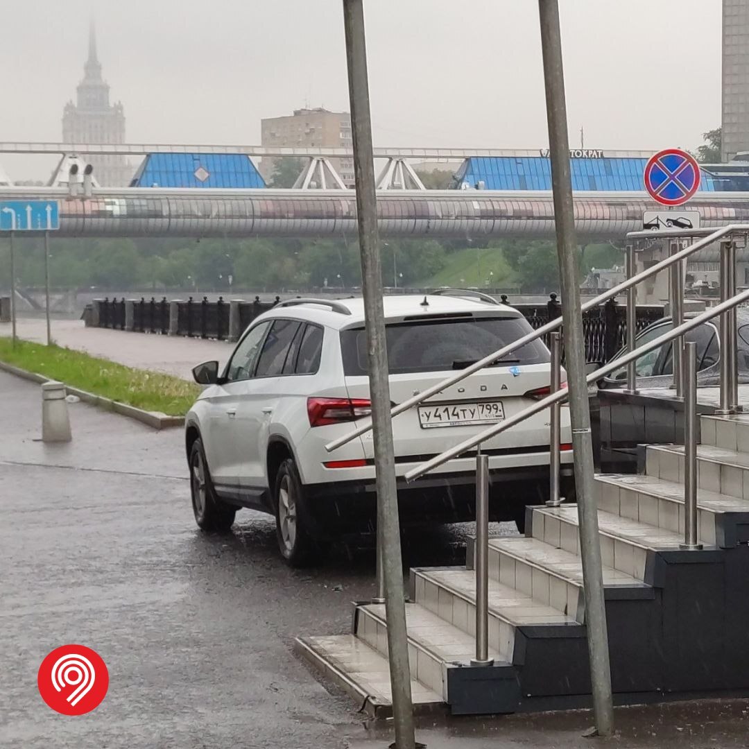 Водители стали реже бросать авто на набережных в неположенном месте | Пикабу