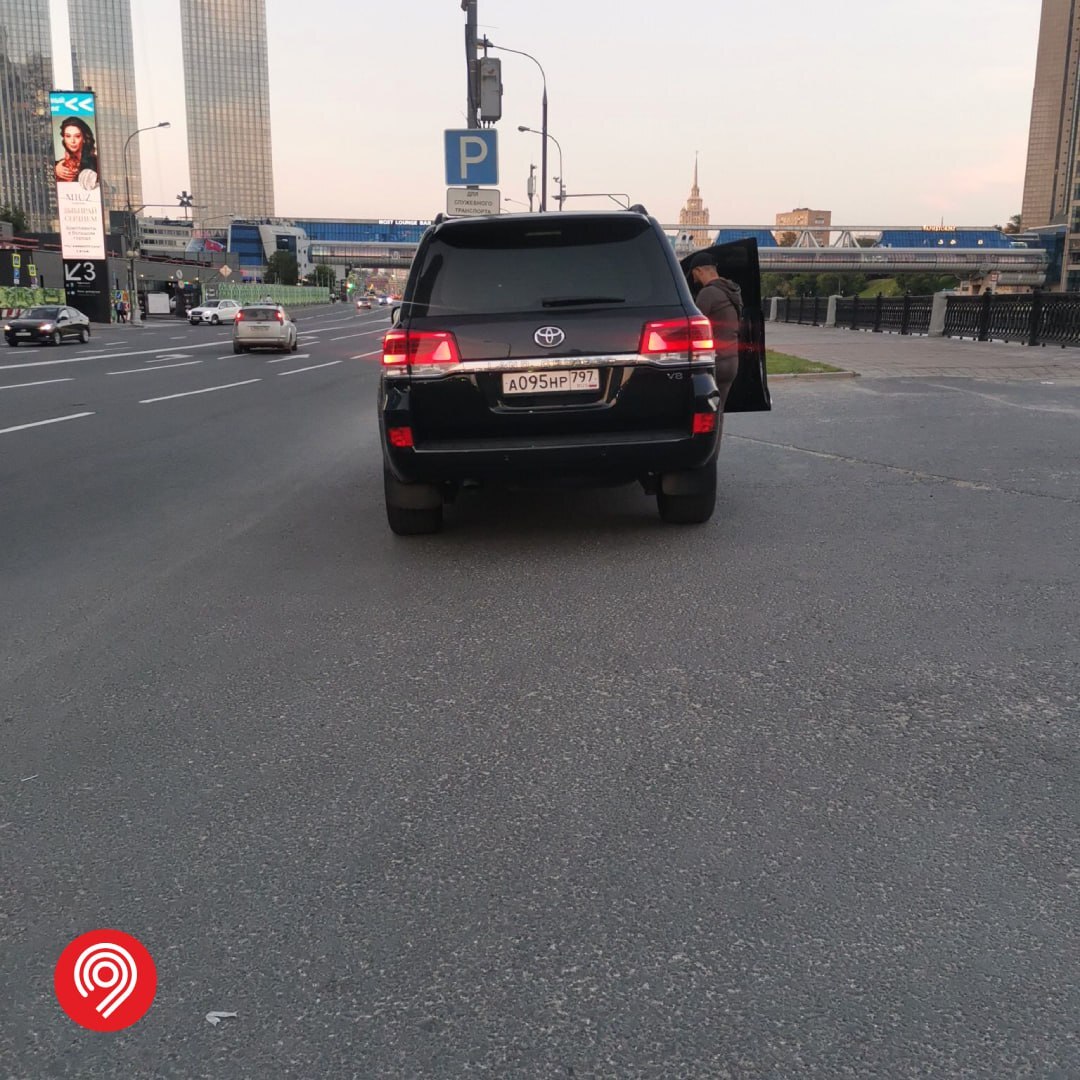 Водители стали реже бросать авто на набережных в неположенном месте | Пикабу