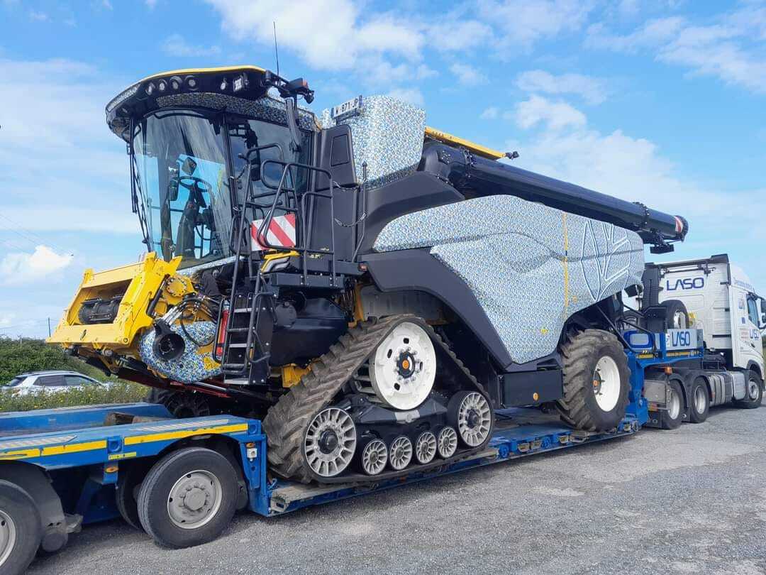 NewHolland готовят премьеру комбайн CR 11.90 проходит полевые