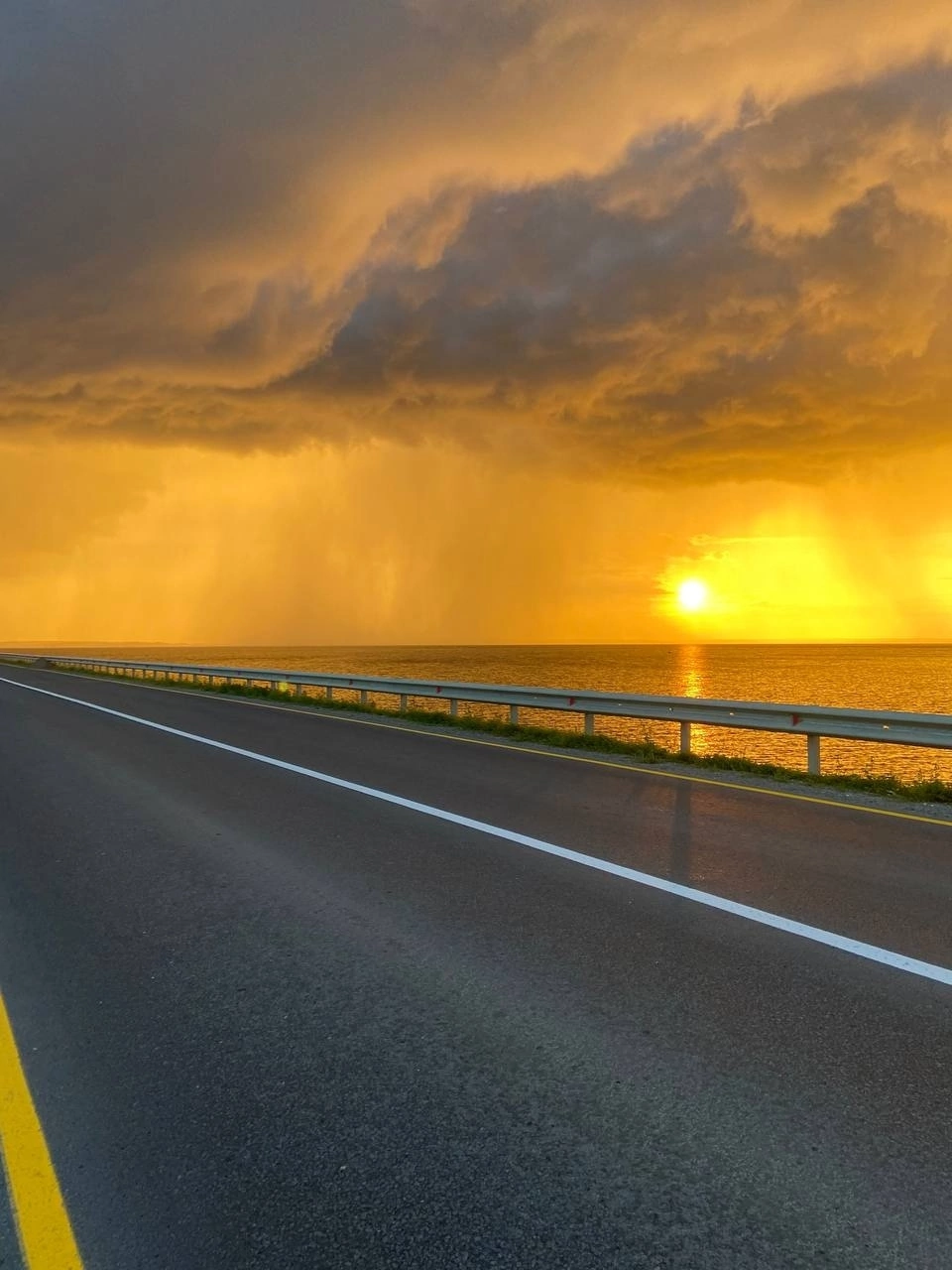 Первый закат августа по дороге в Заволжье | Пикабу