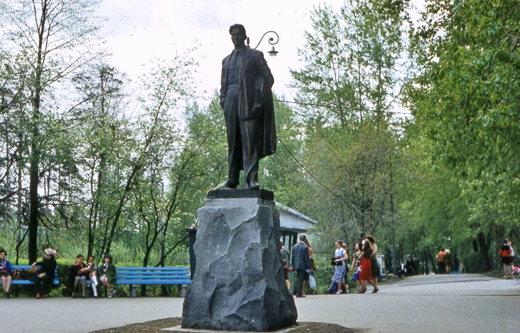 Памятник в центральном парке. Памятник Маяковскому в Екатеринбурге. Памятник Маяковского парк Маяковского. Парк Маяковского Екатеринбург. Памятник Маяковскому в парке Маяковского.