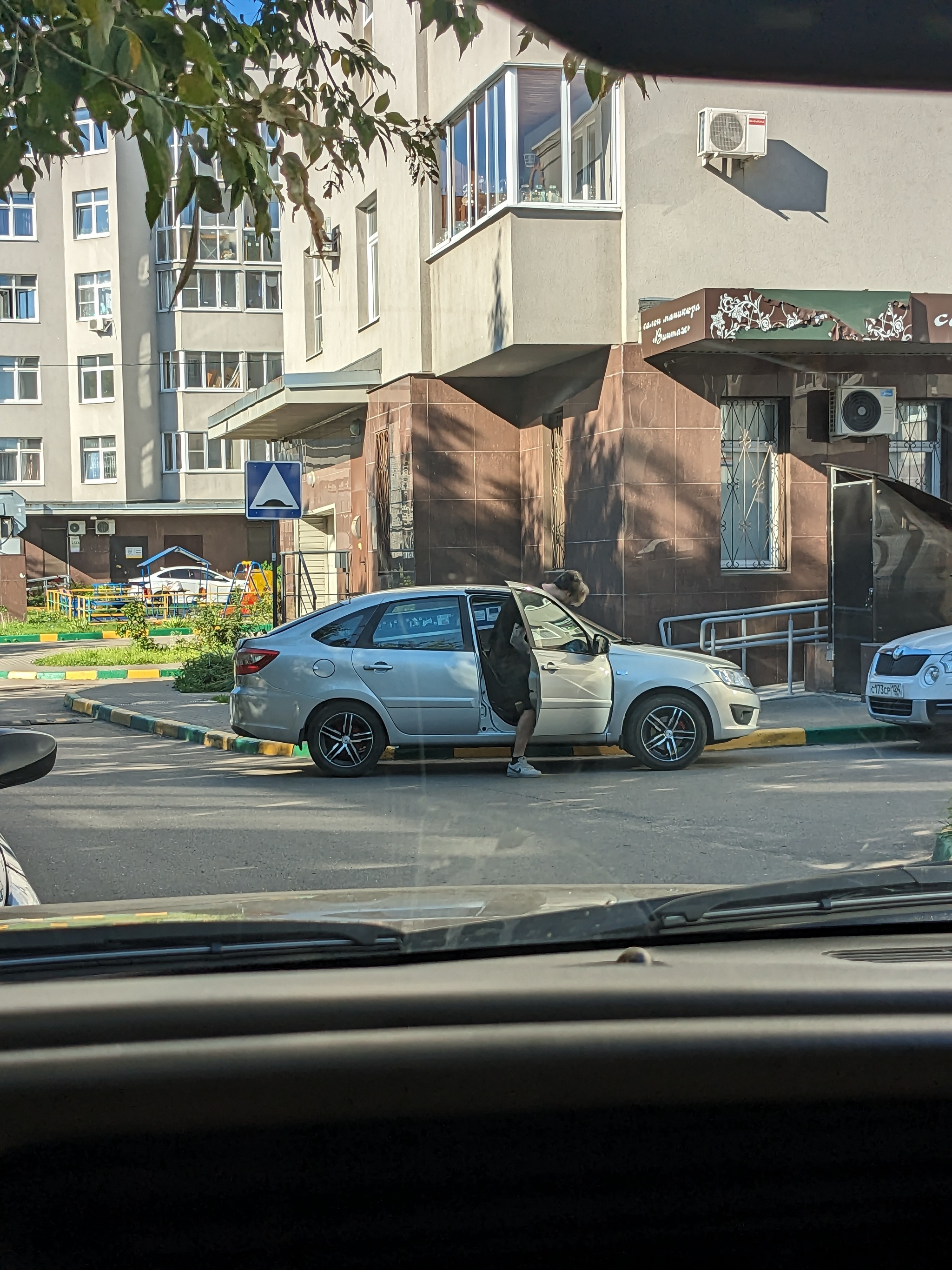 Зачем мне эти грузчики, я сам все перевезу, у меня лифтбэк | Пикабу