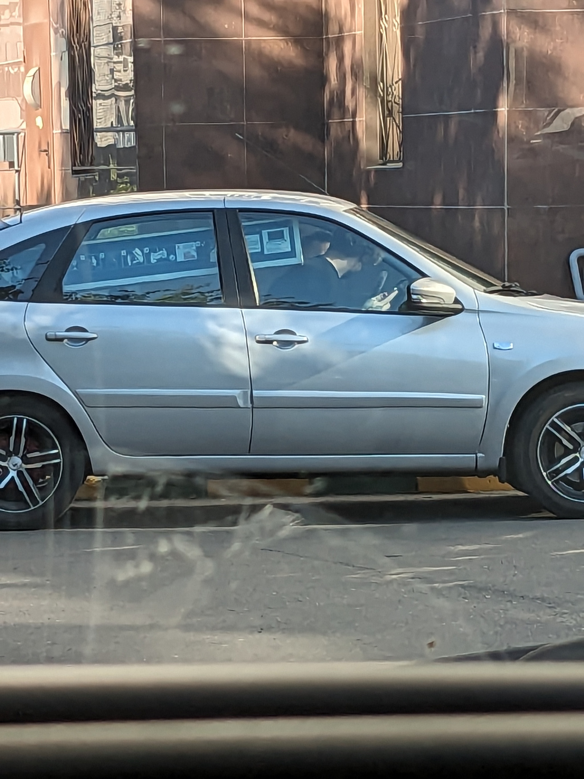 Зачем мне эти грузчики, я сам все перевезу, у меня лифтбэк | Пикабу