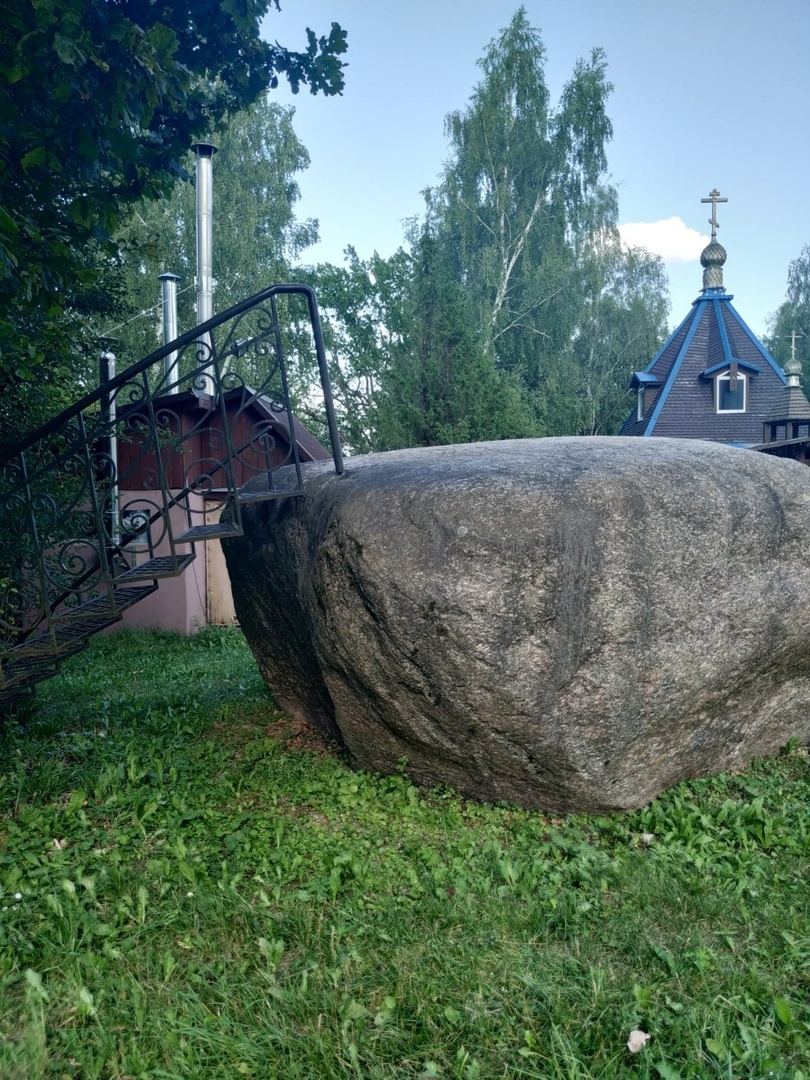 Синь-камень в Звенигороде: самый большой в Подмосковье | Пикабу