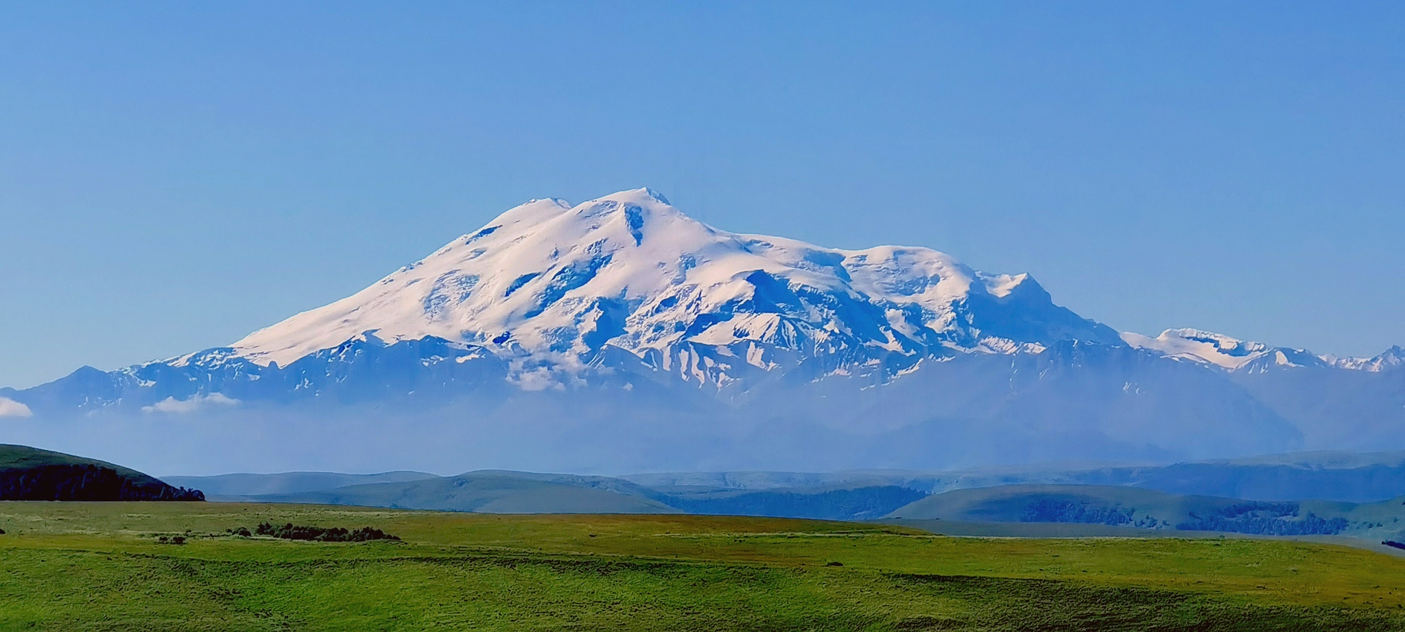 Эльбрус и кавказский хребет