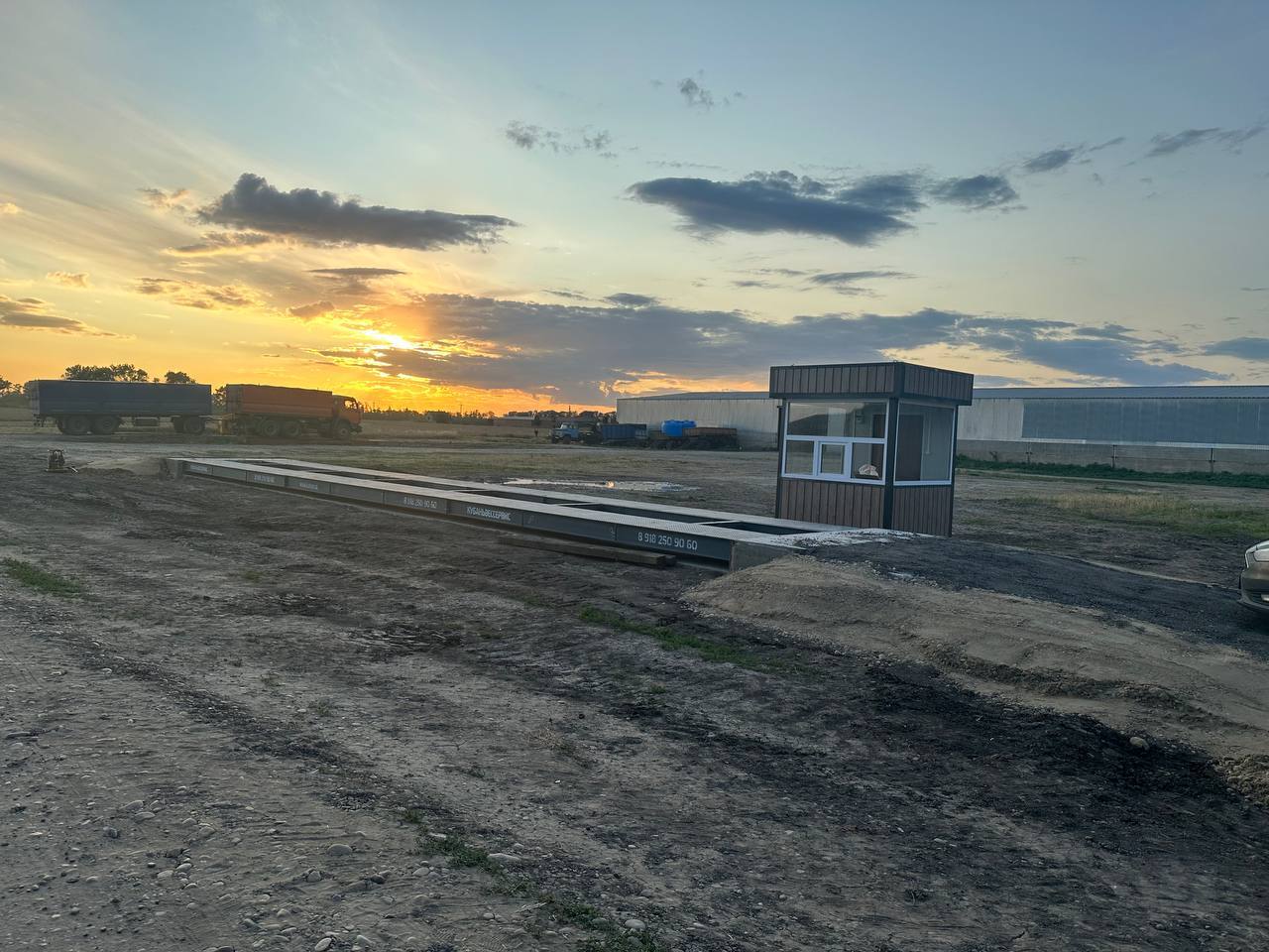 Установка автомобильных весов на фермерском хозяйстве по выращиванию ...