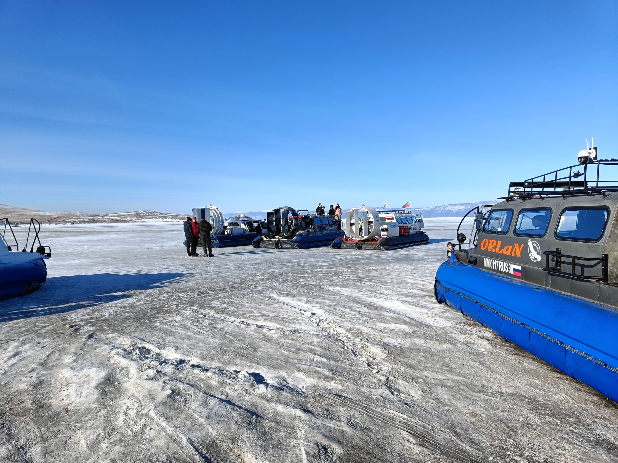 Зимний Байкал. Часть 2. Хивус, гроты и велопрогулка по льду | Пикабу
