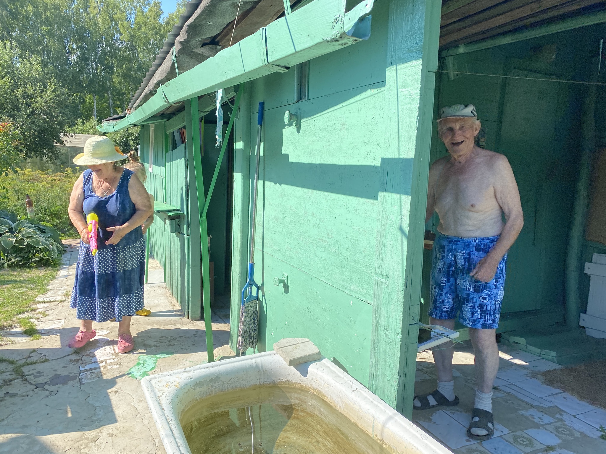 Бабушка с дедушкой играют водным пистолетом. Это было прошлым летом,  столько радости было у них, бабушке 83, дедушке 85 | Пикабу