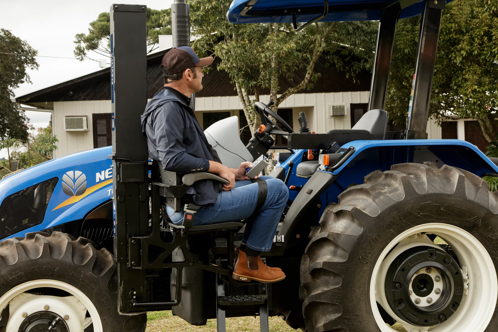 New Holland выпустила трактор для людей с ограниченными возможностями |  Пикабу