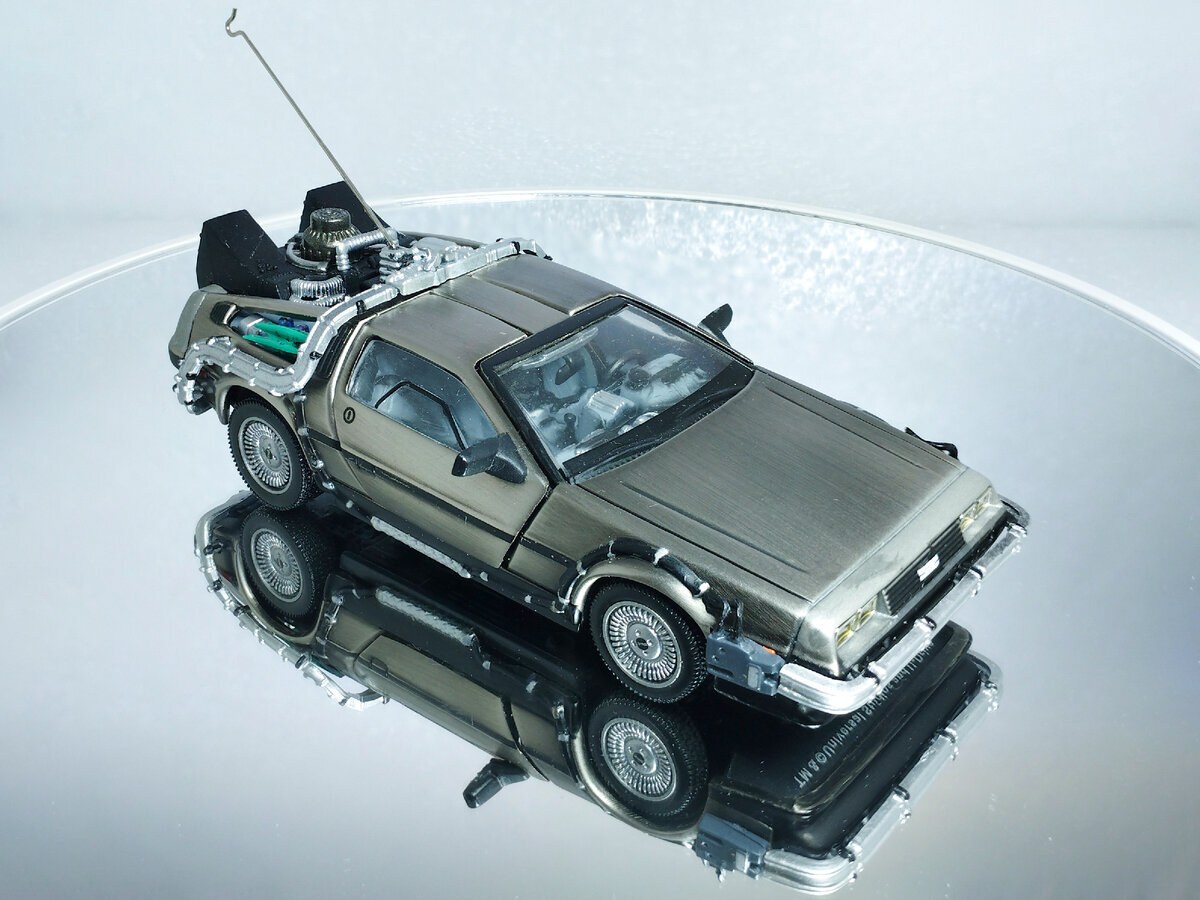 Машина времени DeLorean DMC-12 в масштабе 1:43 (из к/ф 