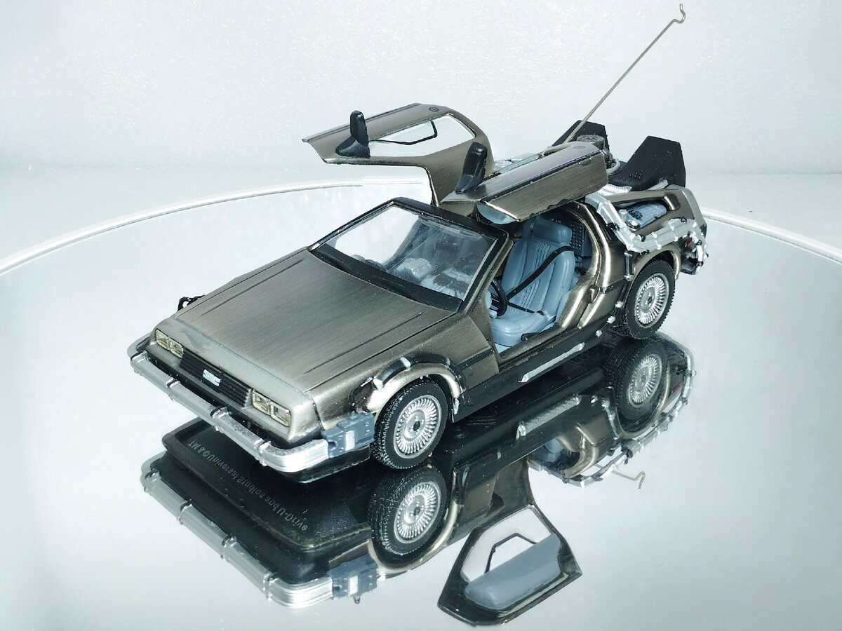 Машина времени DeLorean DMC-12 в масштабе 1:43 (из к/ф "Назад в будущее ...