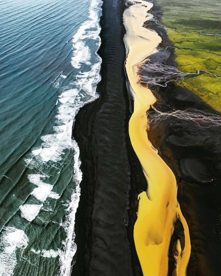 Место в Исландии, где встречаются зеленые поля, Желтая река, Черный пляж и  синее море! | Пикабу