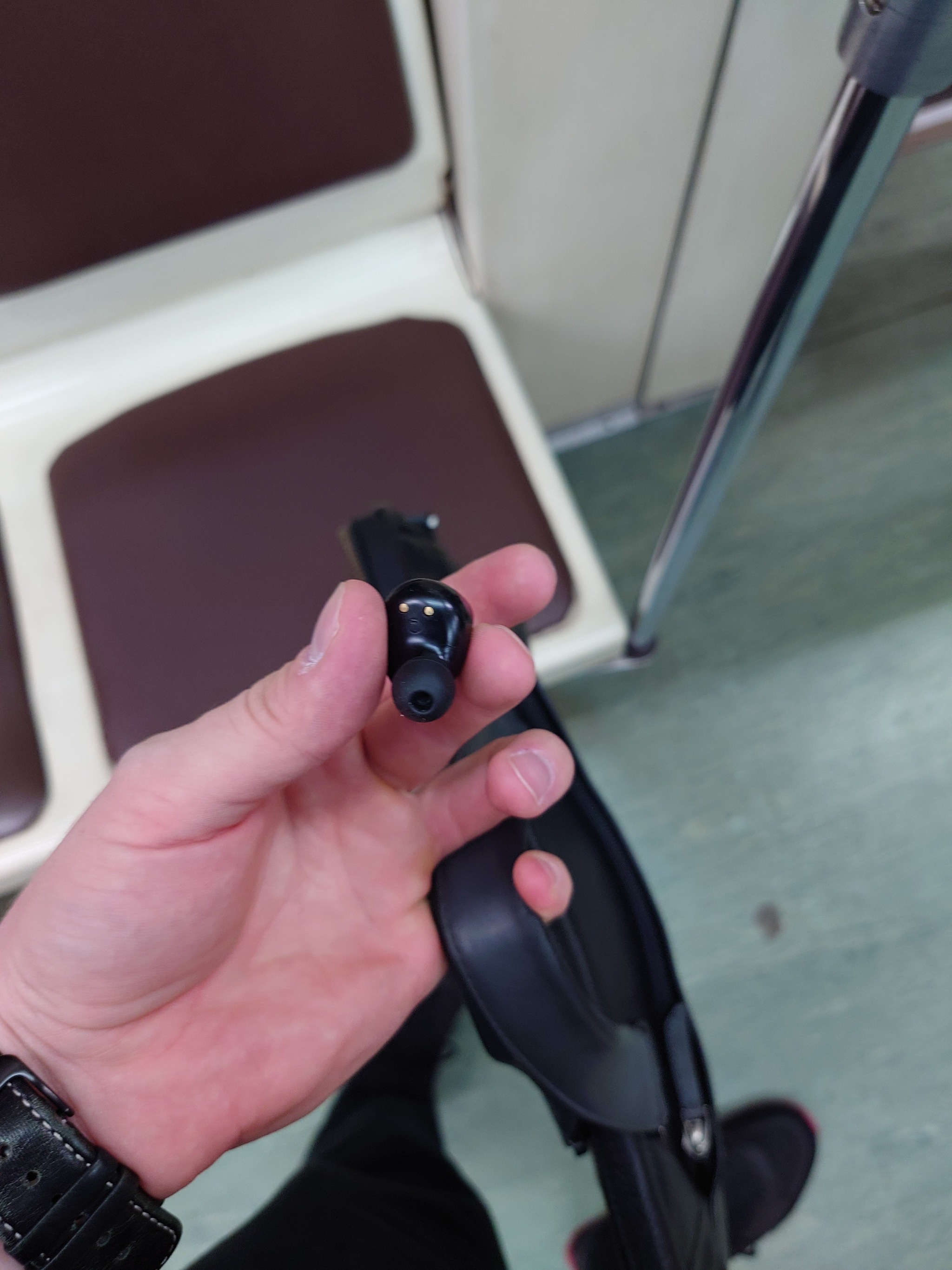 Нашел наушник в метро | Пикабу