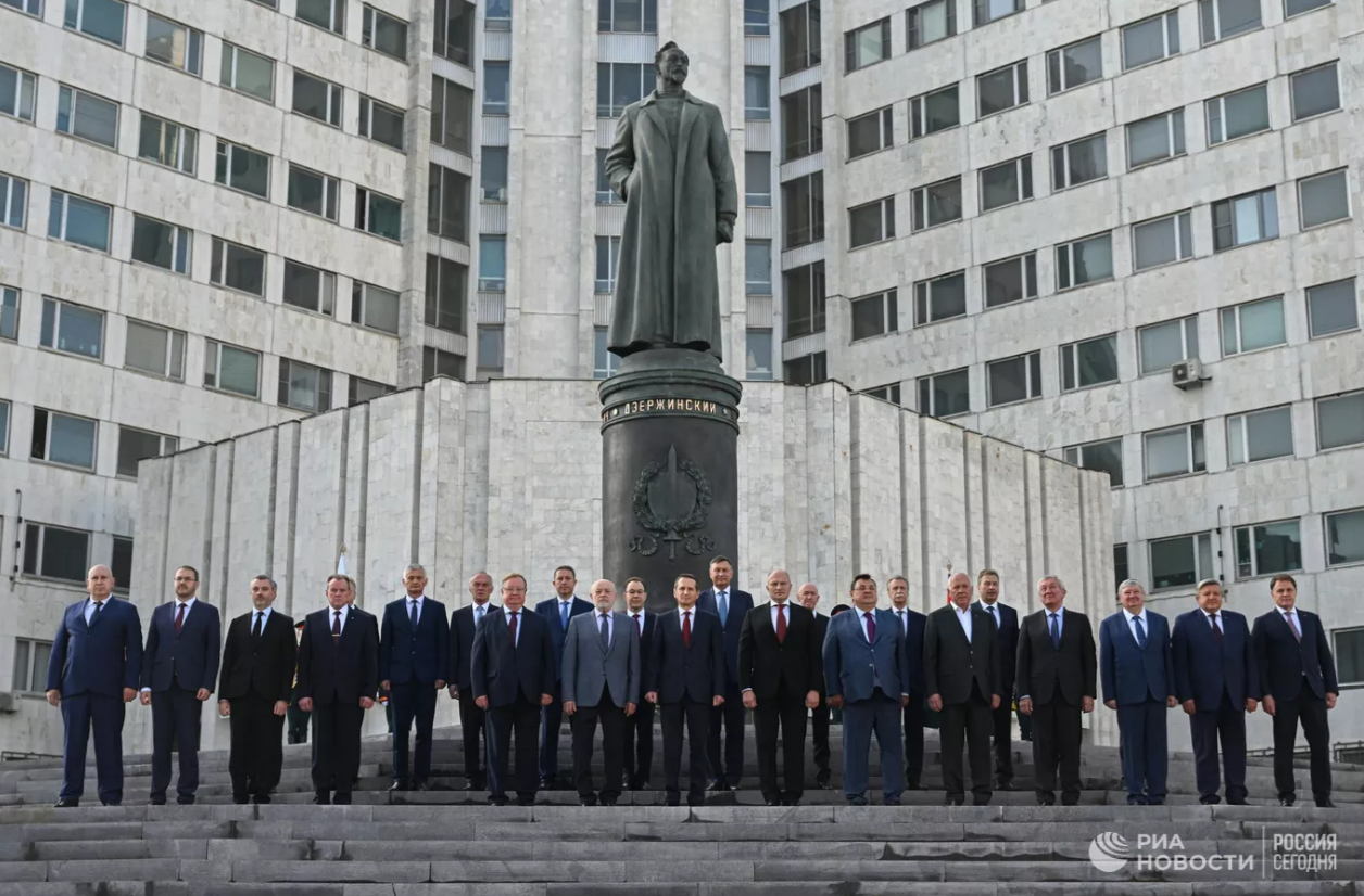 В штаб-квартире СВР открыли памятник Дзержинскому | Пикабу