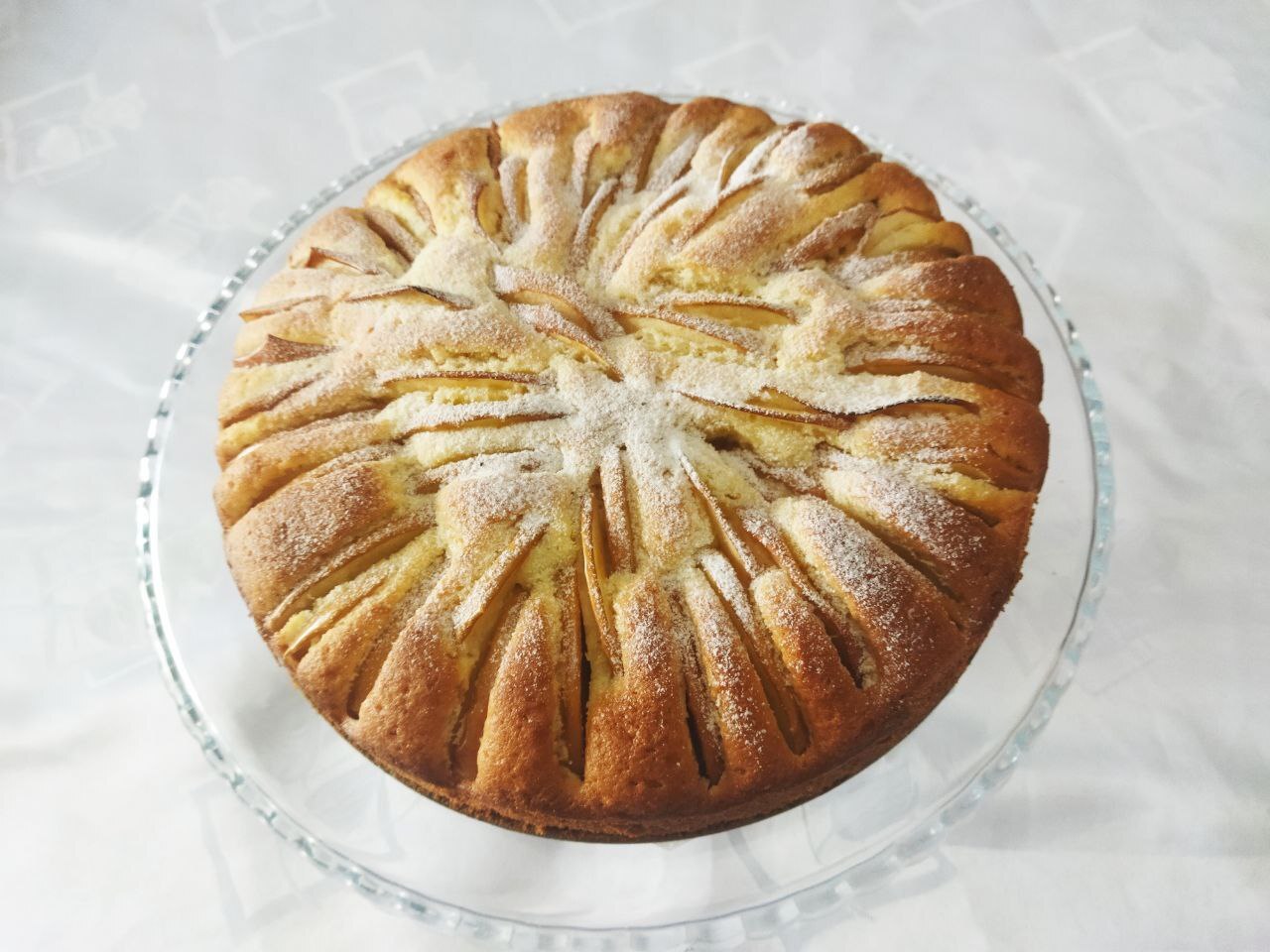Пирожное на основе яблочного пюре с помадкой из cream cheese