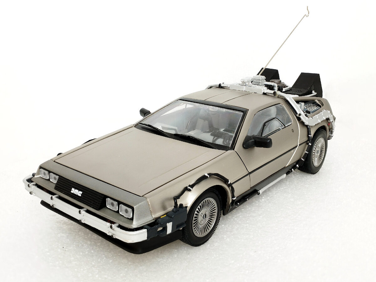 Машина времени DeLorean DMC-12 в масштабе 1:18 (из к/ф 