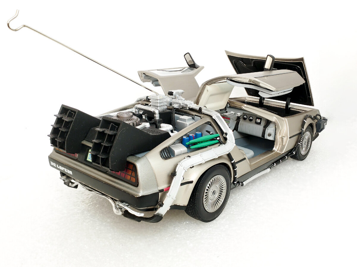 Машина времени DeLorean DMC-12 в масштабе 1:18 (из к/ф 