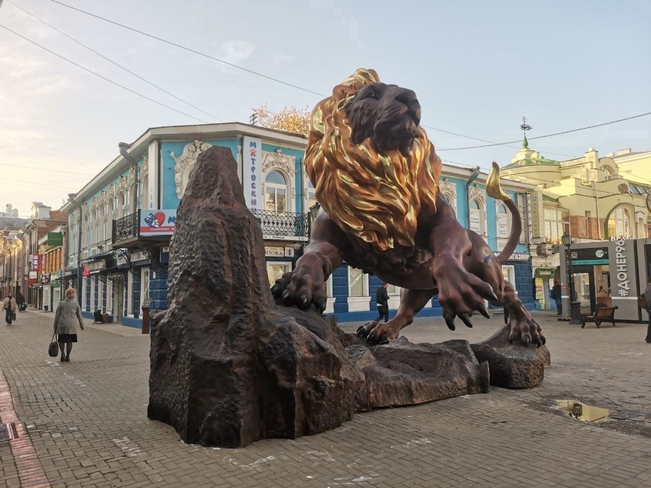 В Екатеринбурге установили пятиметровую скульптуру льва | Пикабу