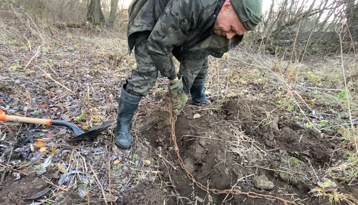 Старинная цепь уходила глубоко в землю То что откопал - озадачило | Пикабу