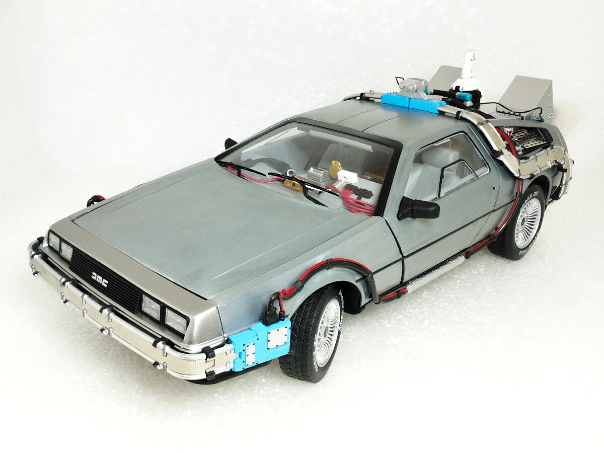 Машина времени DeLorean DMC-12 в масштабе 1:18 с высокой детализацией (из  к/ф 