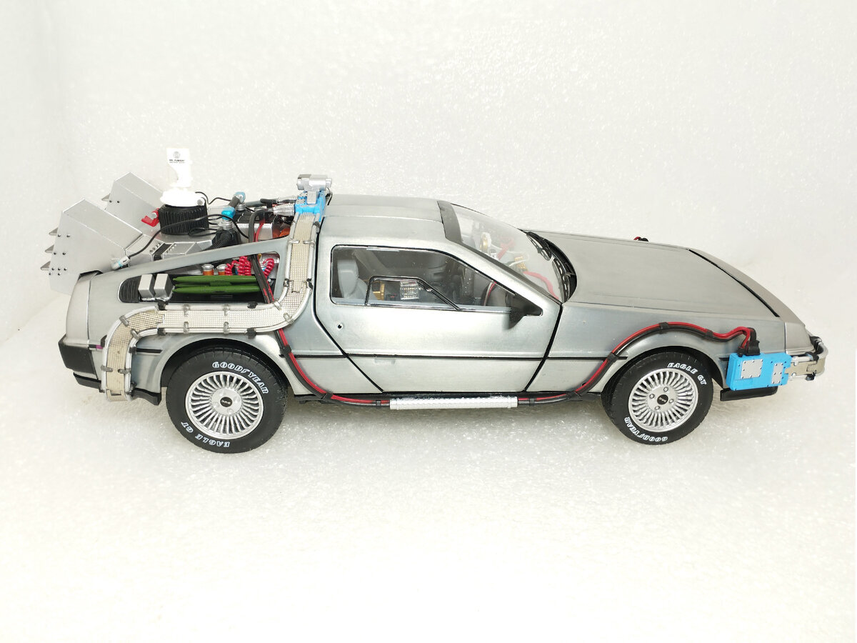 Машина времени DeLorean DMC-12 в масштабе 1:18 с высокой детализацией (из  к/ф 