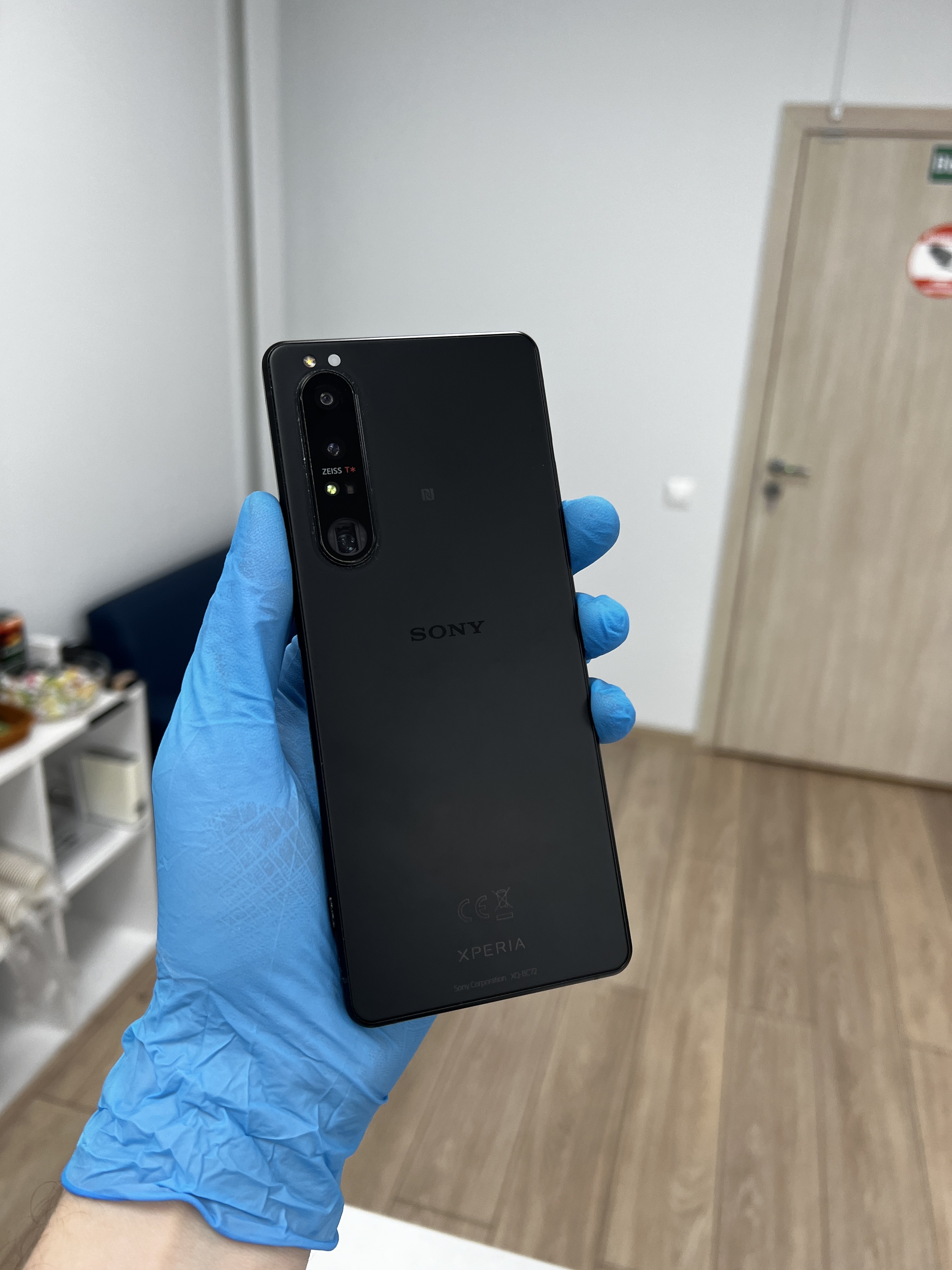 Чудной японец за 100к. Замена стекла на Sony Xperia 1 III | Пикабу