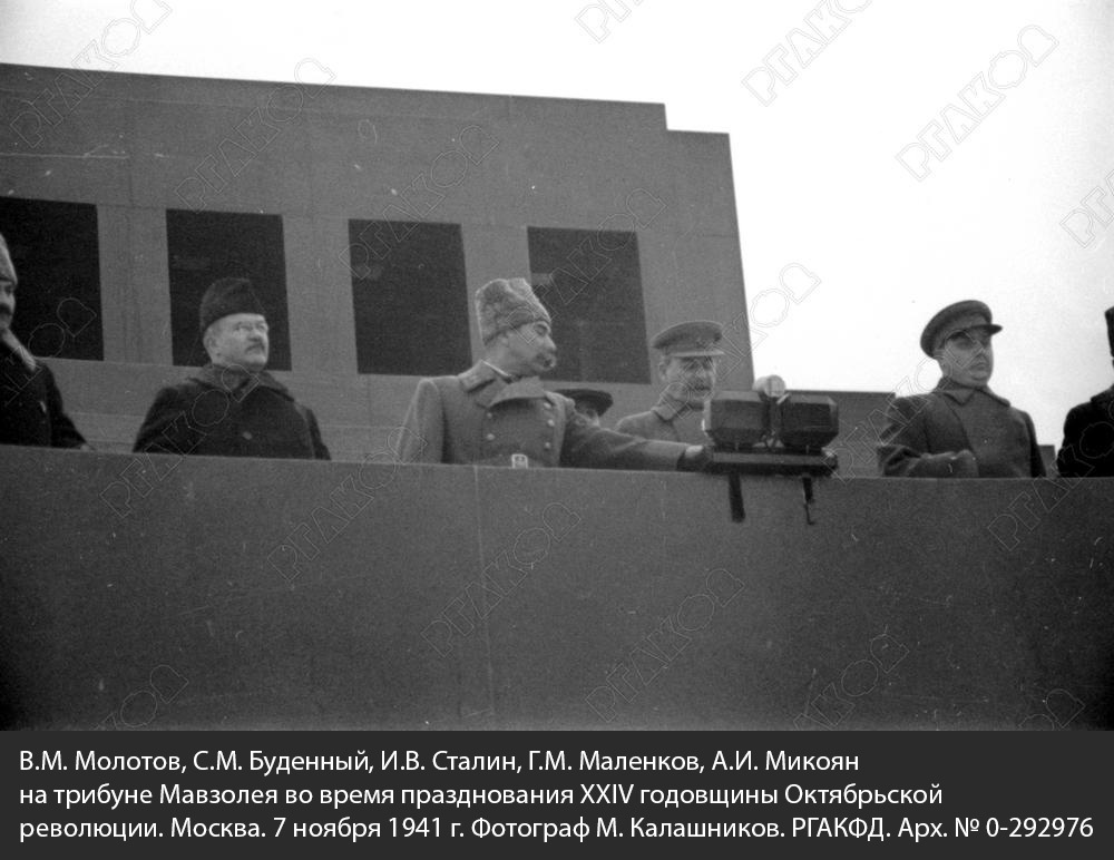 Военный парад 7 ноября 1941 года (фото РГАКФД) | Пикабу