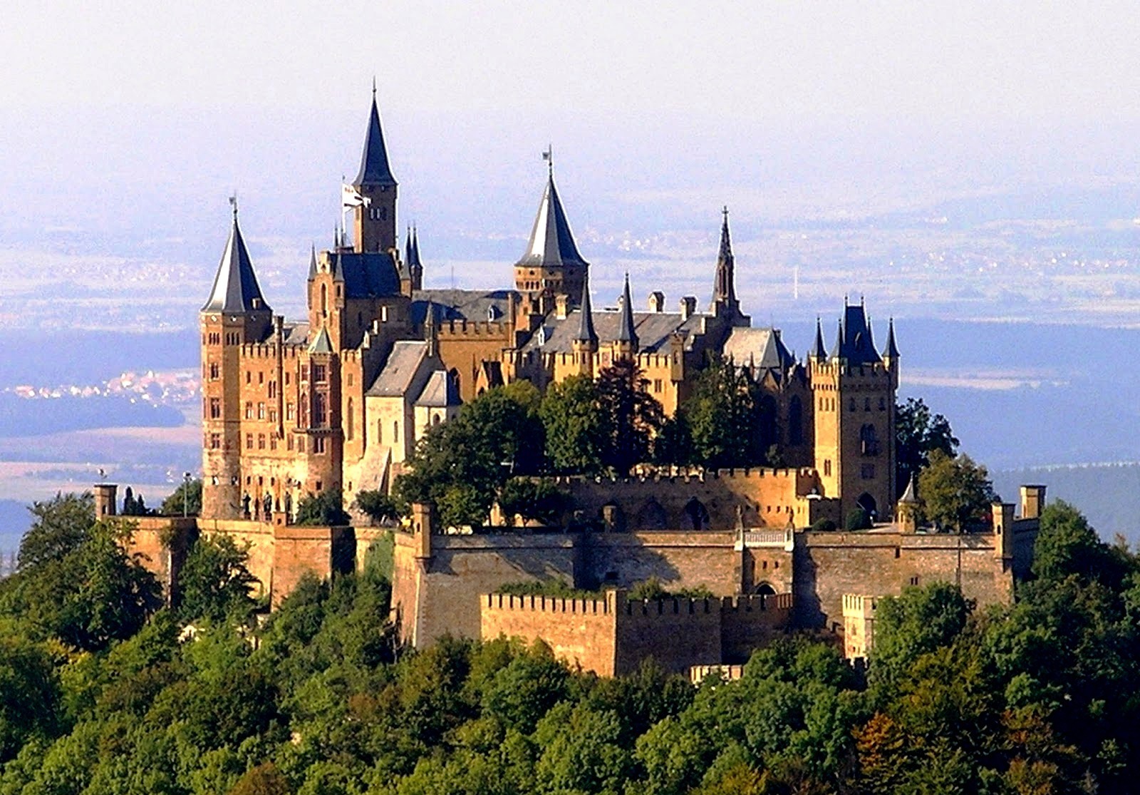 Известный средневековый замок. Hohenzollern замок Германия. Замок Гогенцоллерн Баден-Вюртемберг. Хехинген замок Гогенцоллерн. Замок Гогенцоллерн (Burg Hohenzollern), Германия.