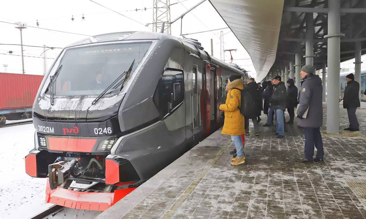 Новейший электропоезд ЭП2ДМ начал курсировать на Северной железной дороге |  Пикабу