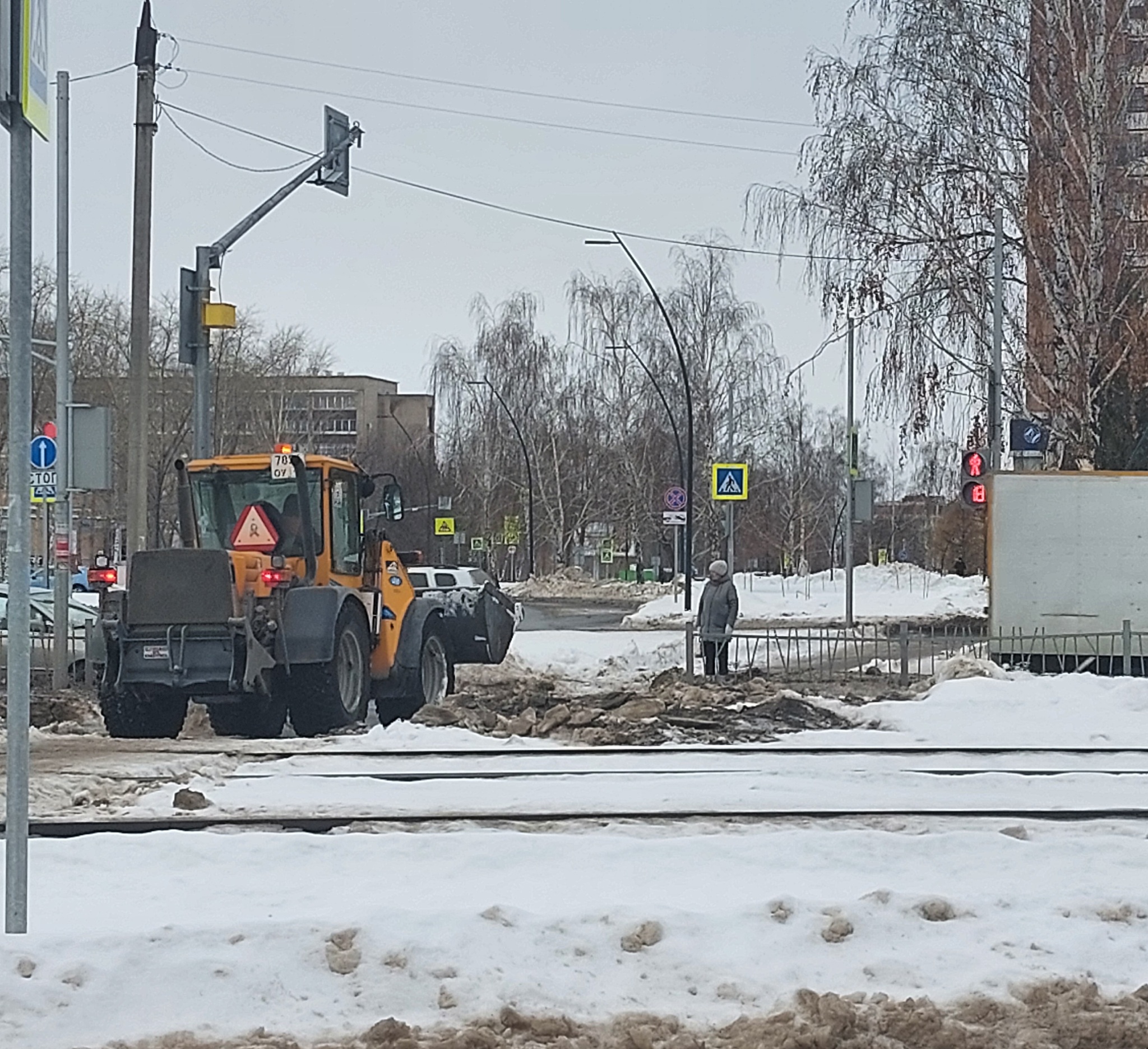 Трактор ждёт зелёного цвета на пешеходном переходе | Пикабу