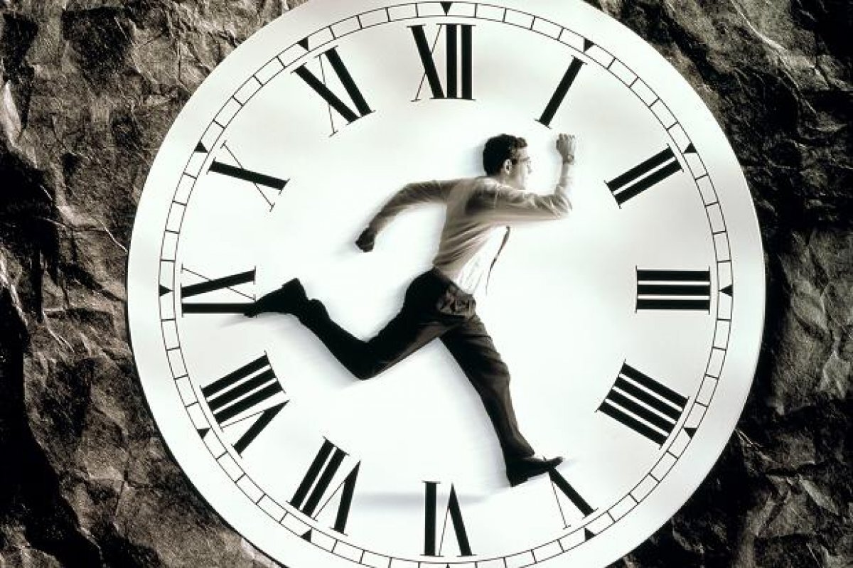 Человек с часами. Время бежит. Часы бегут. Фотосессия с часами.