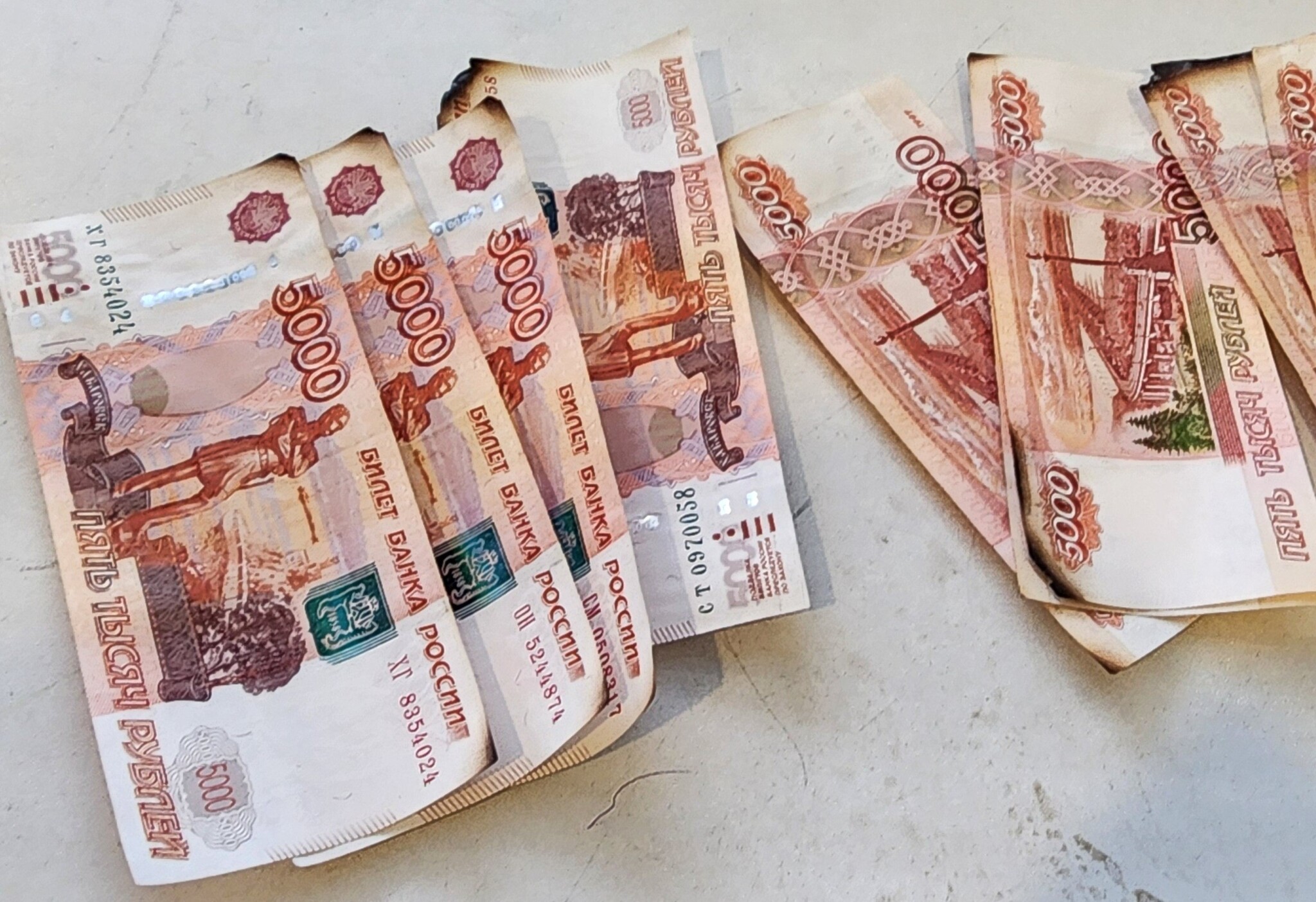 Банкоматы смогут принимать и выдавать обновленные банкноты в 100 и 5000 рублей