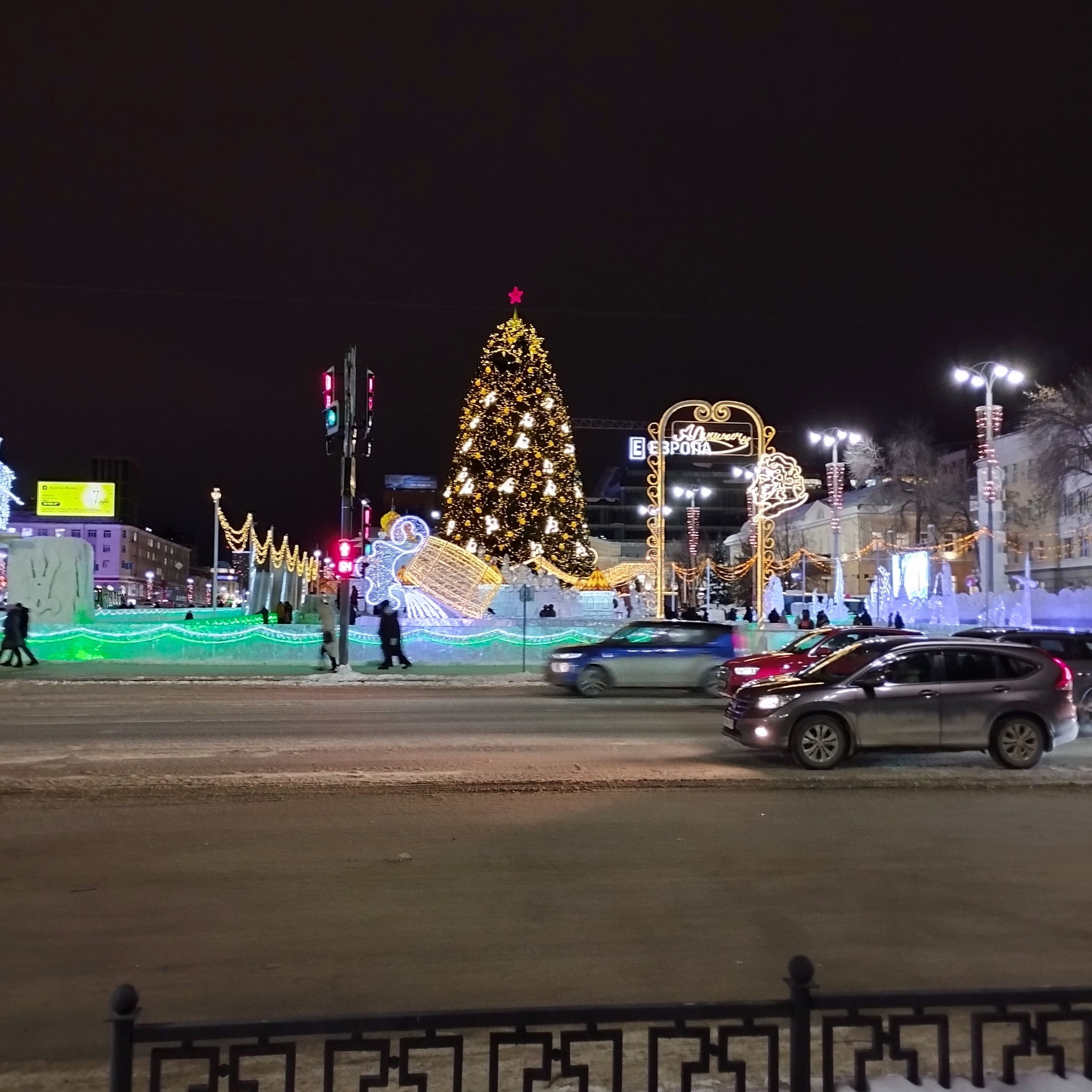 Ледяной городок и главная елка в Екб | Пикабу