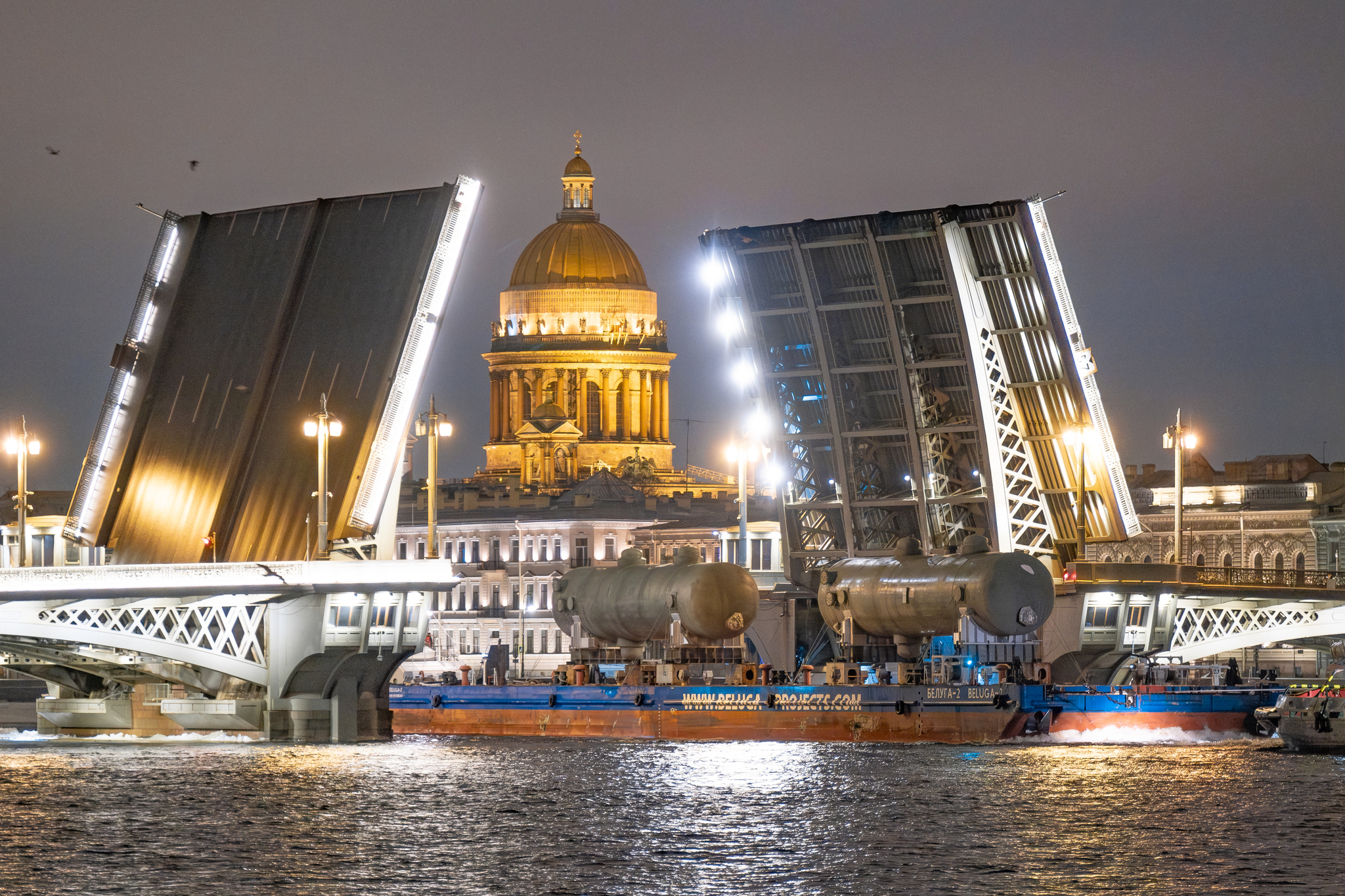 Зачем в Санкт-Петербурге развели мосты? Ведь зимой это делают крайне редко  | Пикабу