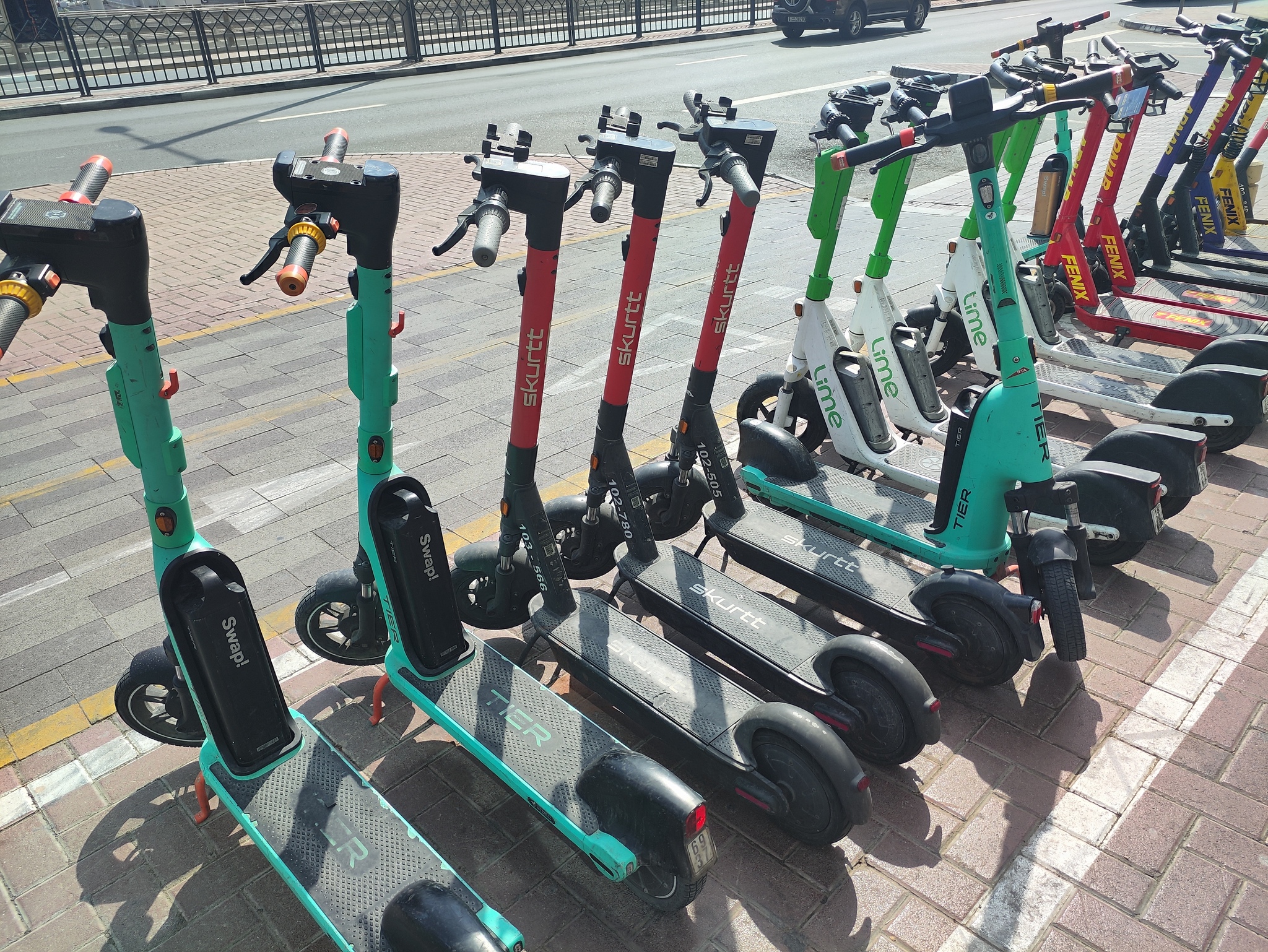 Цветовая дифференциация штанов в Дубае | Пикабу