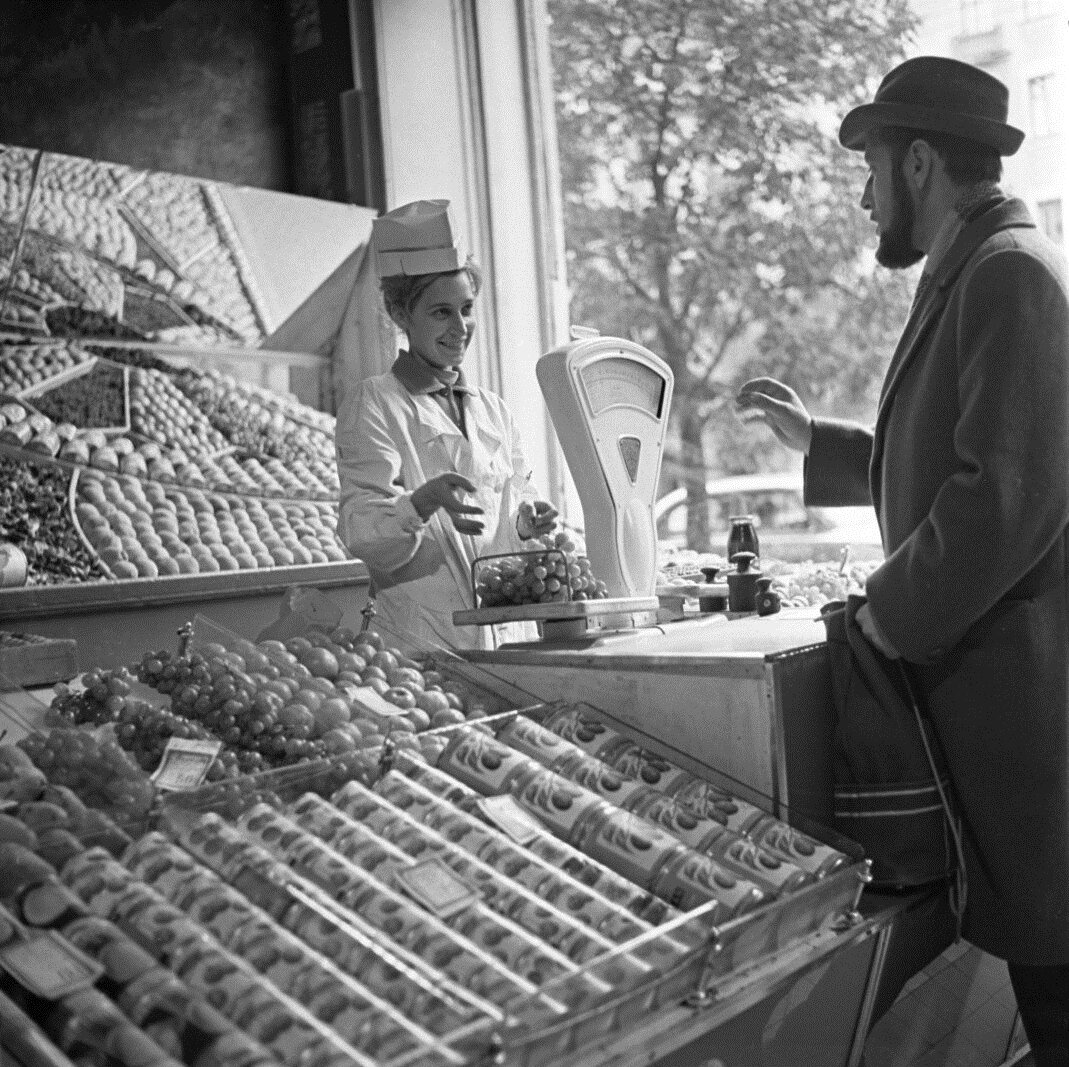 Москва. Улица Горького.Магазин "Овощи-Фрукты"1965 год | Пикабу