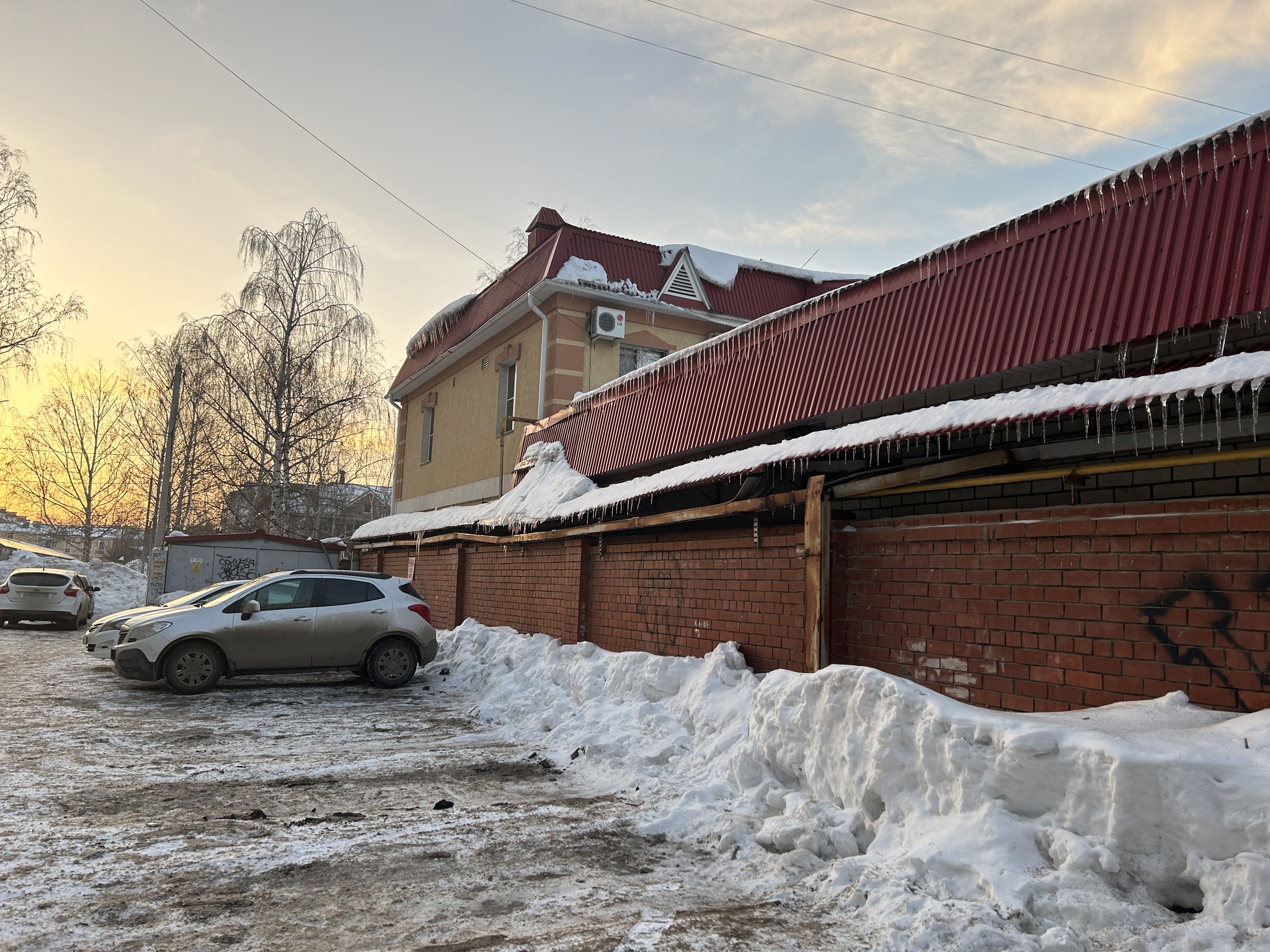 Застройка впритык к забору. ОООшка и жилой многоквартирный дом | Пикабу