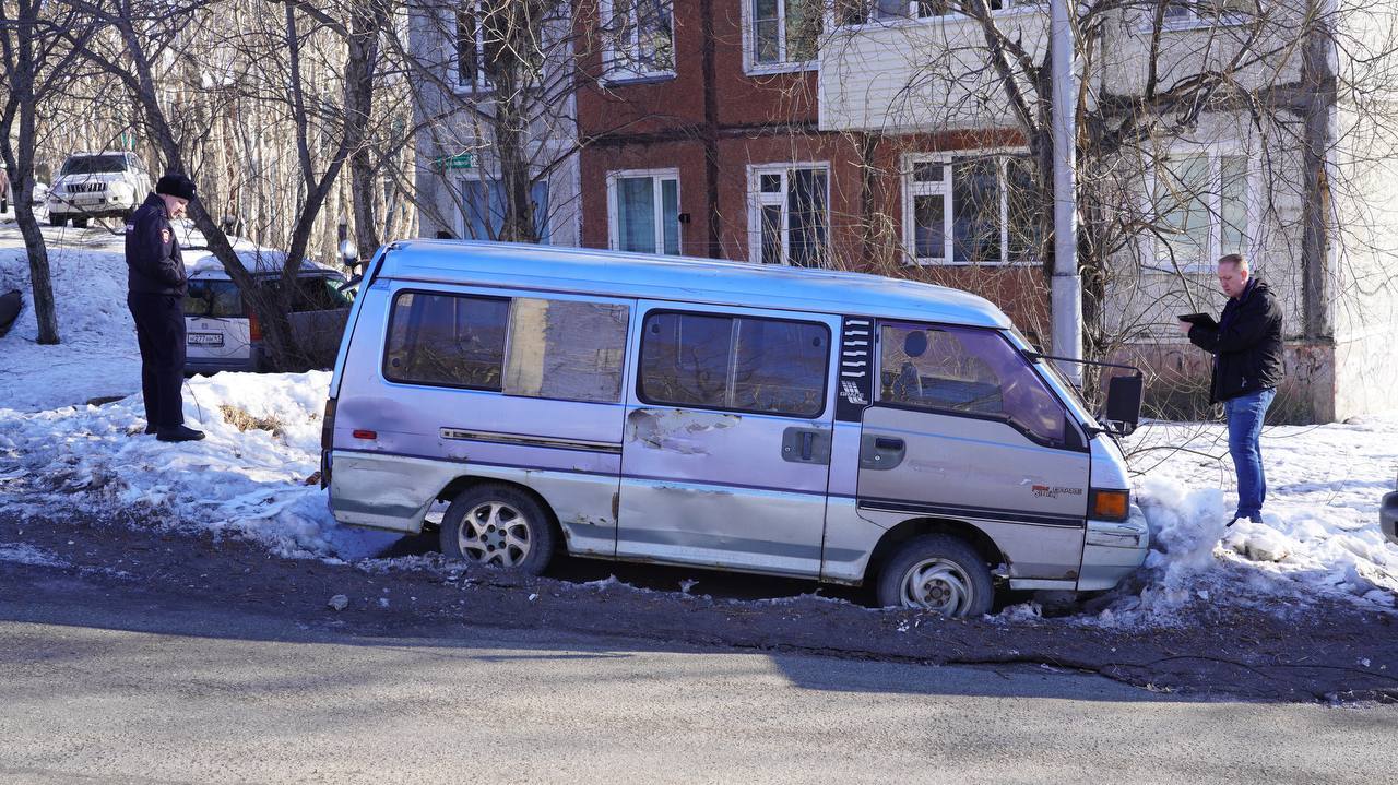 Если автомобиль зиму простоял у обочины, значит край дороги и тротуар ни  разу не чистился | Пикабу