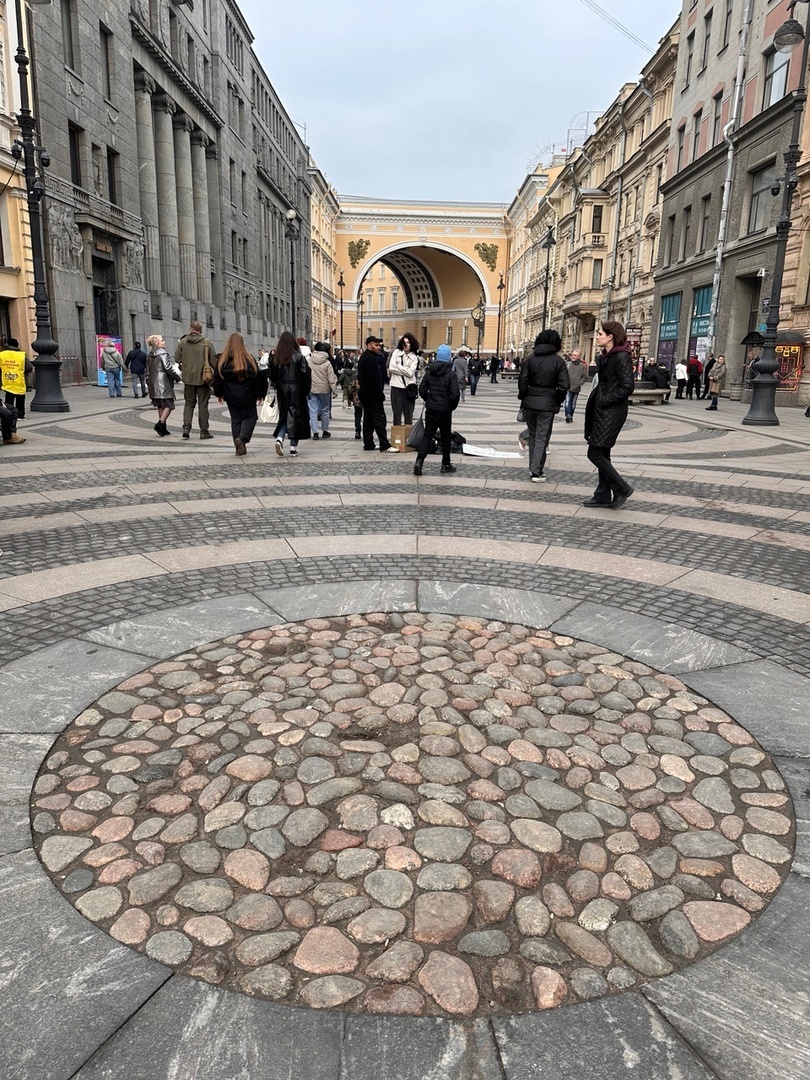 Неочевидный секрет под ногами у туристов в Петербурге | Пикабу