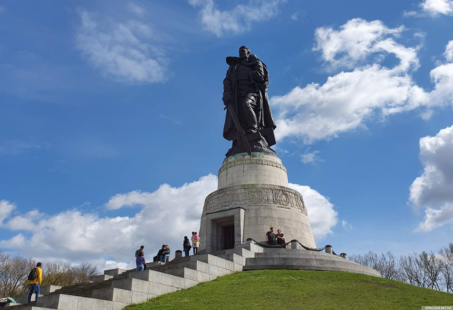 Ранняя весна в Трептов-парке. Фоторепортаж | Пикабу