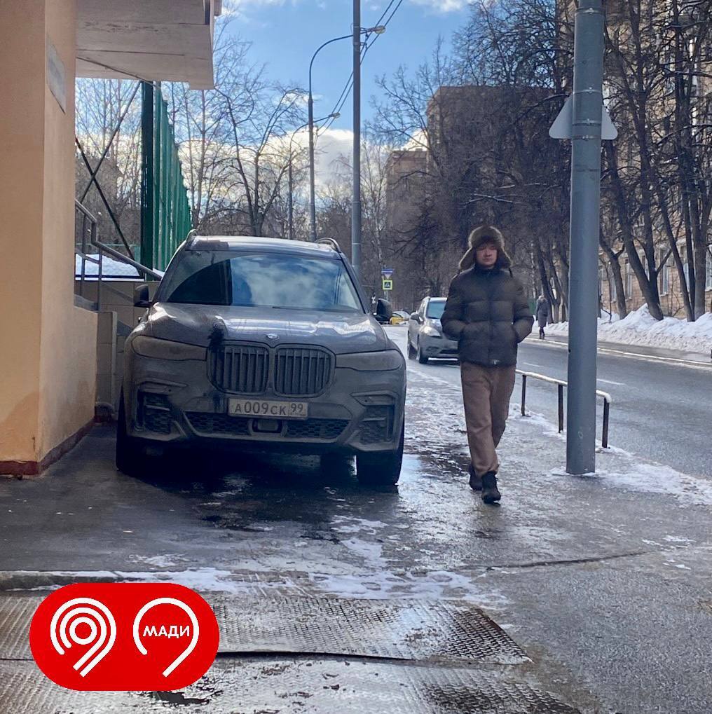 Владельцы автомобилей Mercedes и BMW чаще других бросали свои машины на  тротуарах Москвы в этом году | Пикабу