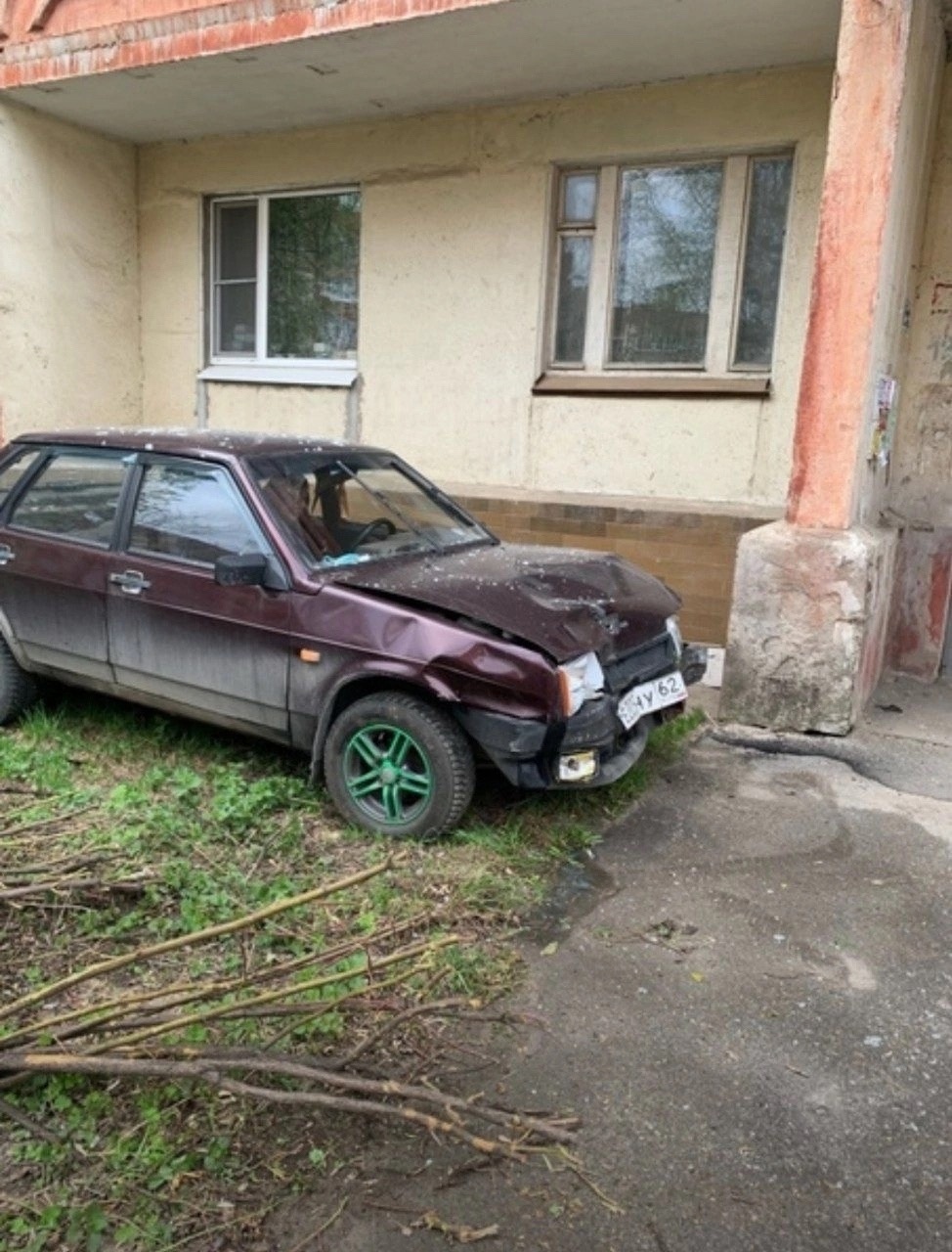 Наставили машин у подъезда, не даёте нормальному человеку домой заехать