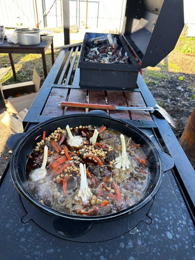 Самогонка горькая, сало жирное, огурец кислый, а лицо после этого такое  довольное | Пикабу