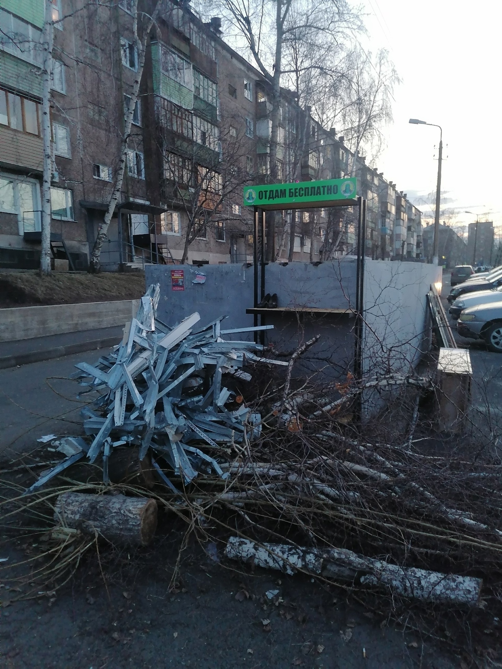 Продолжение поста «Стеллаж для бесплатных вещей. Теперь и в Братске» |  Пикабу