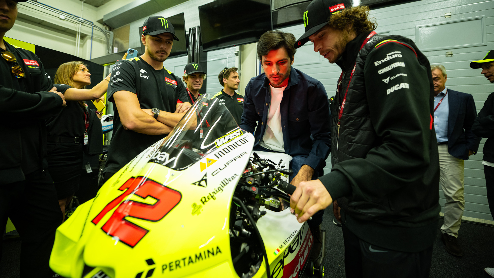 Семья Сайнсов в гостях у VR46 Racing Team на Гран-При Испании 2024 | Пикабу